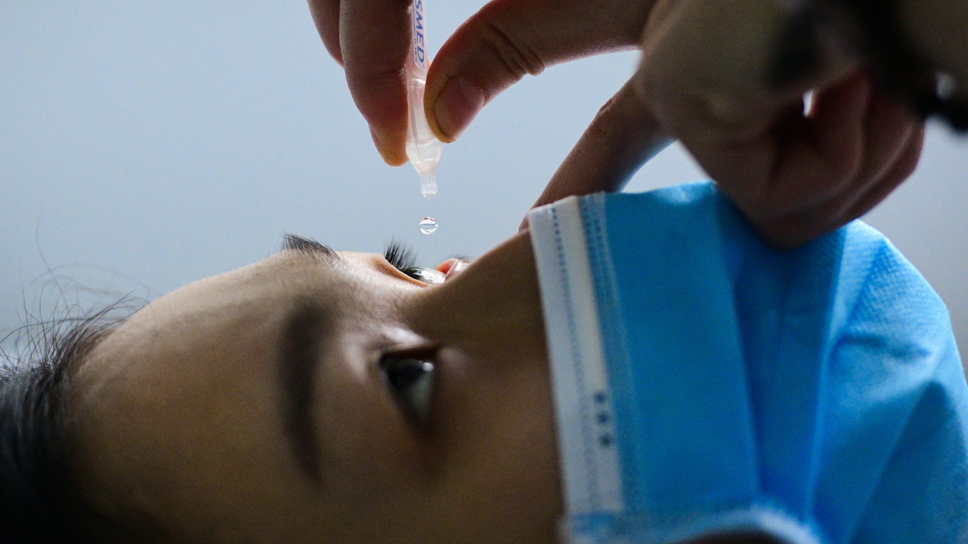 co giao day yoga,  mo mat can,  vien mat Ha Noi anh 27