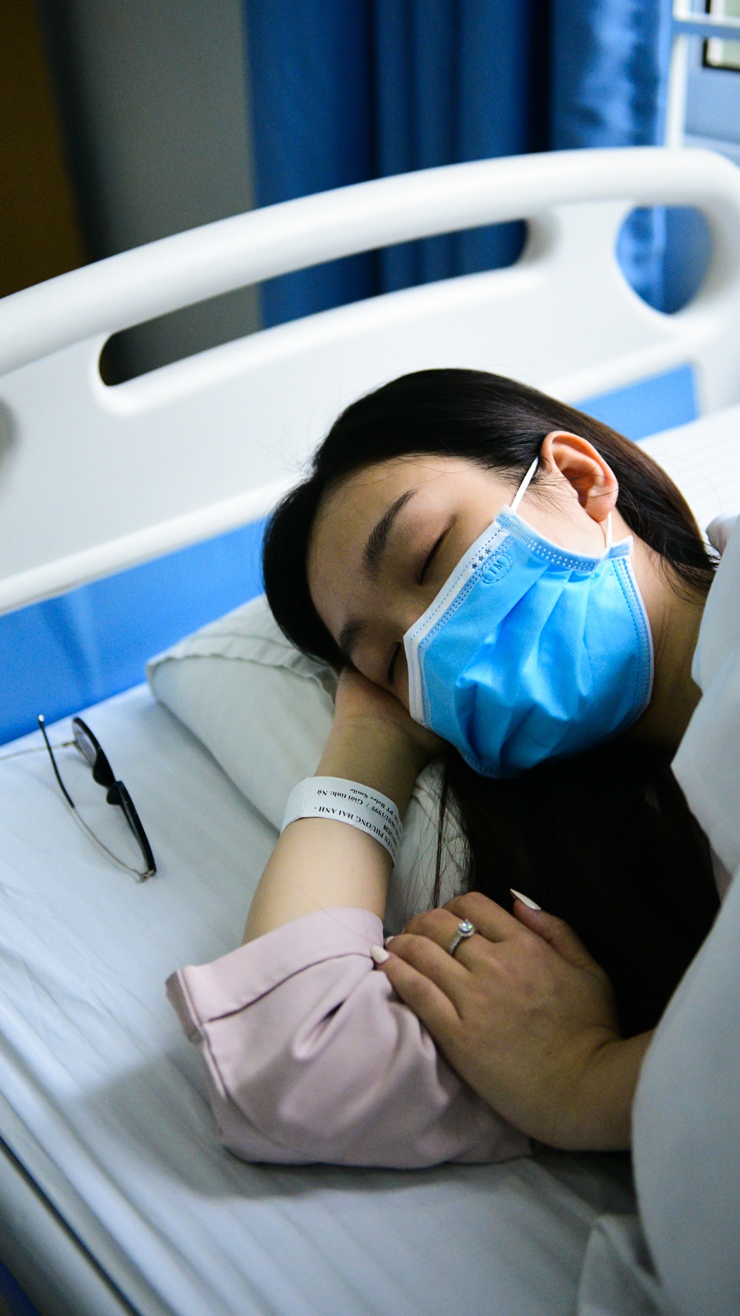 co giao day yoga,  mo mat can,  vien mat Ha Noi anh 26