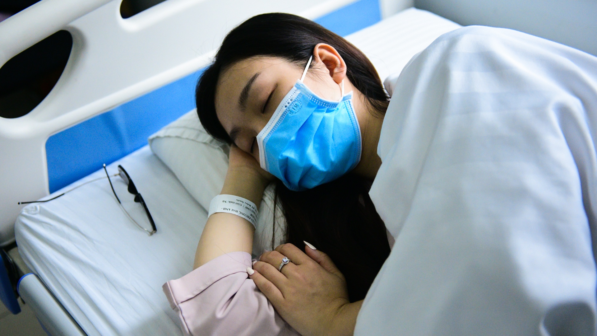 co giao day yoga,  mo mat can,  vien mat Ha Noi anh 25