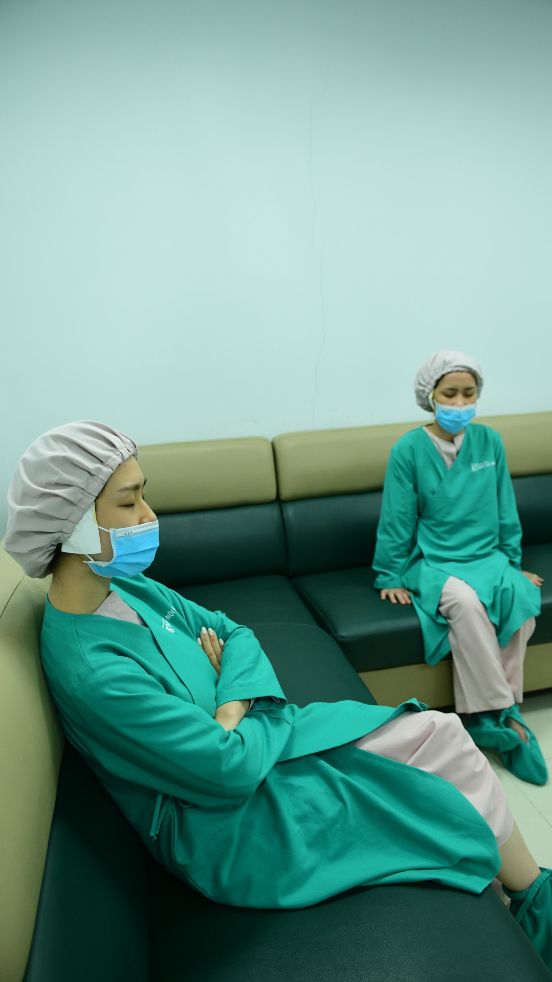 co giao day yoga,  mo mat can,  vien mat Ha Noi anh 32