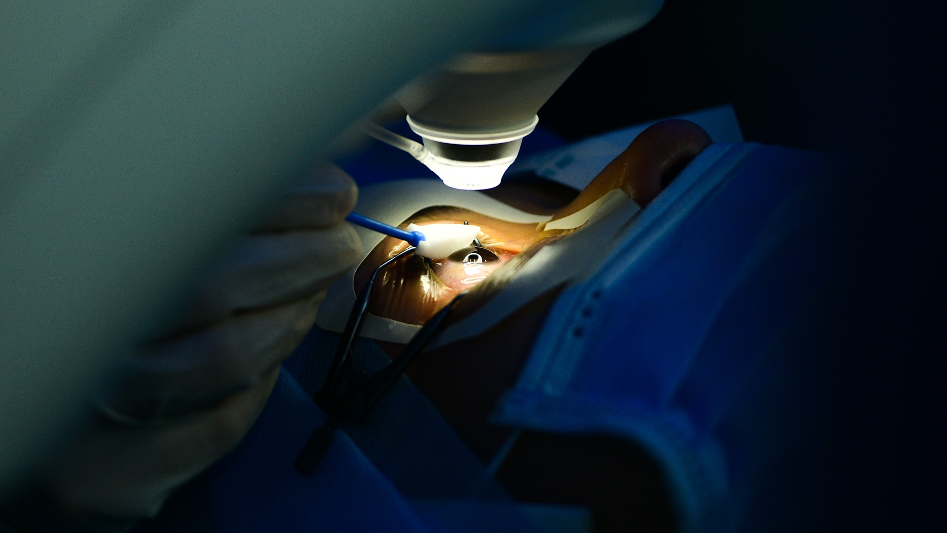 co giao day yoga,  mo mat can,  vien mat Ha Noi anh 35