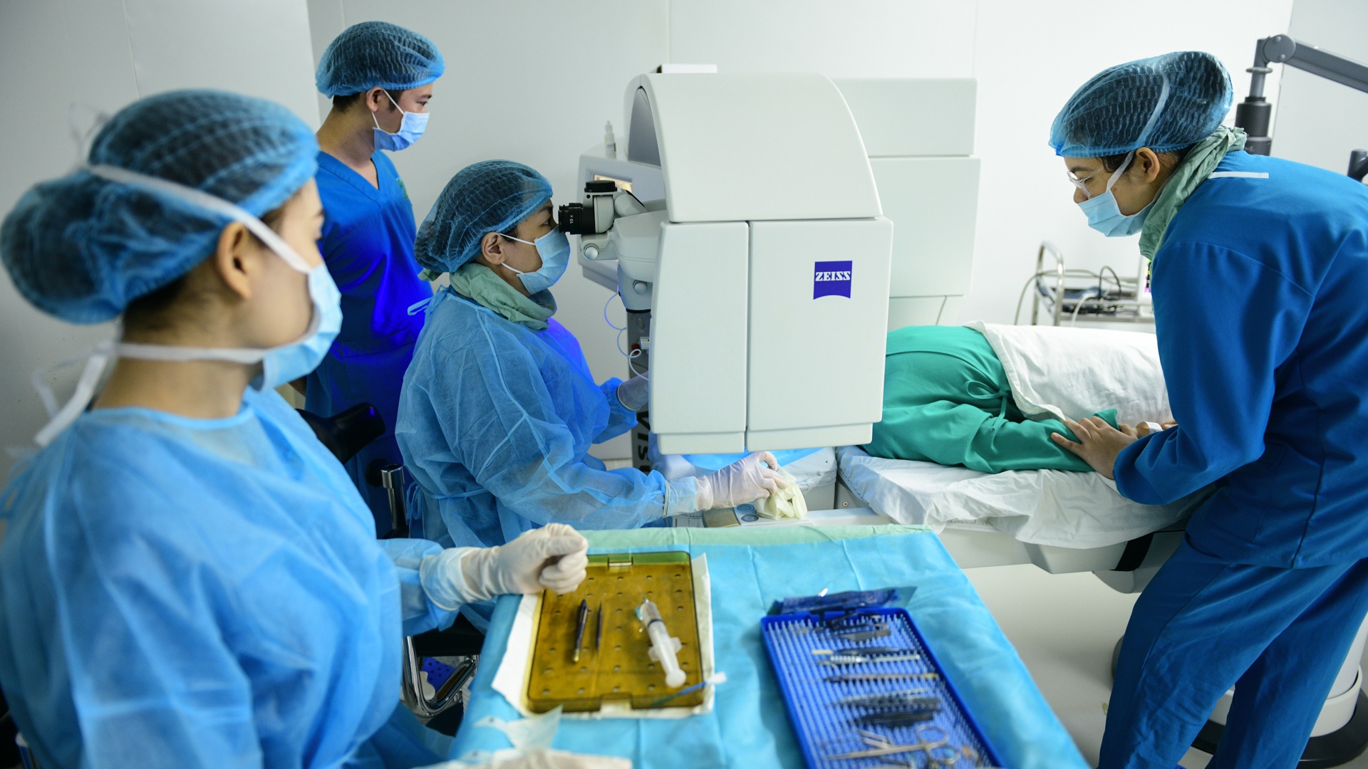 co giao day yoga,  mo mat can,  vien mat Ha Noi anh 33