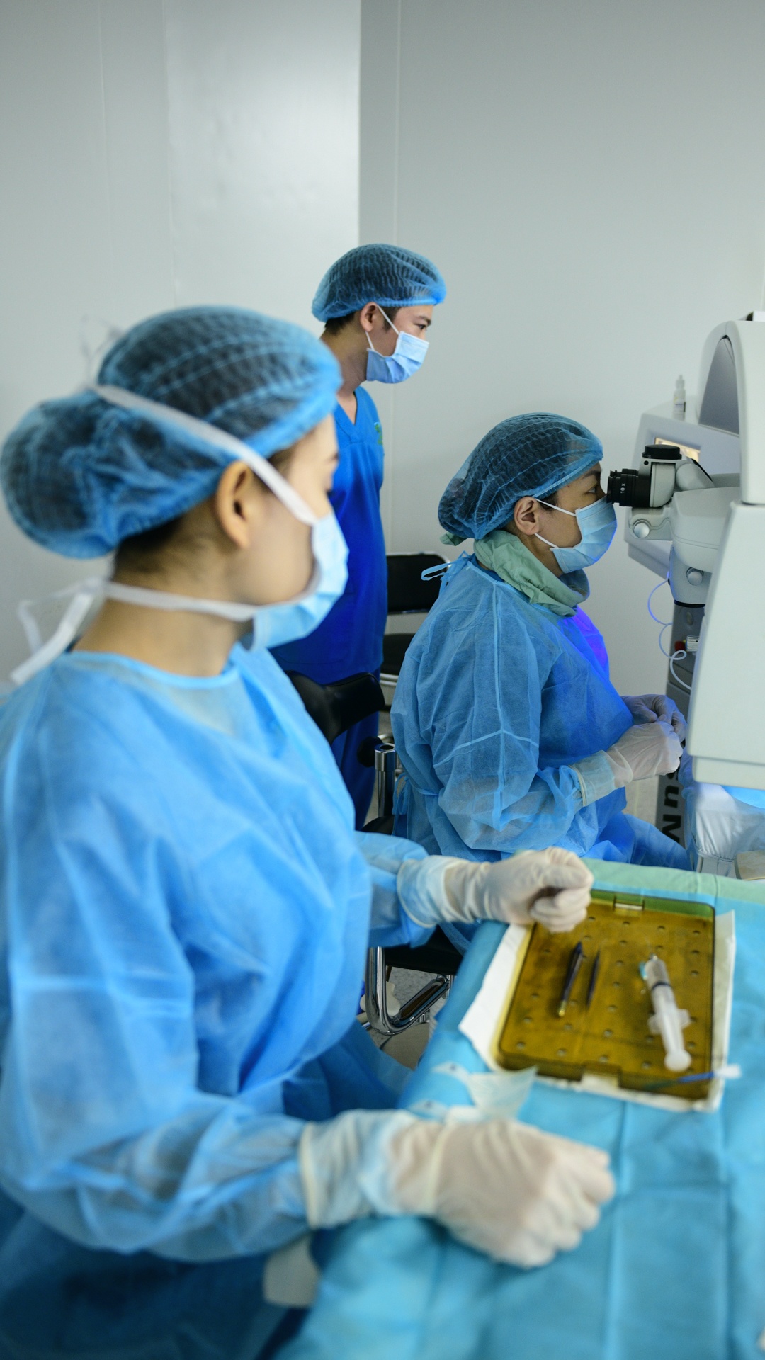 co giao day yoga,  mo mat can,  vien mat Ha Noi anh 34