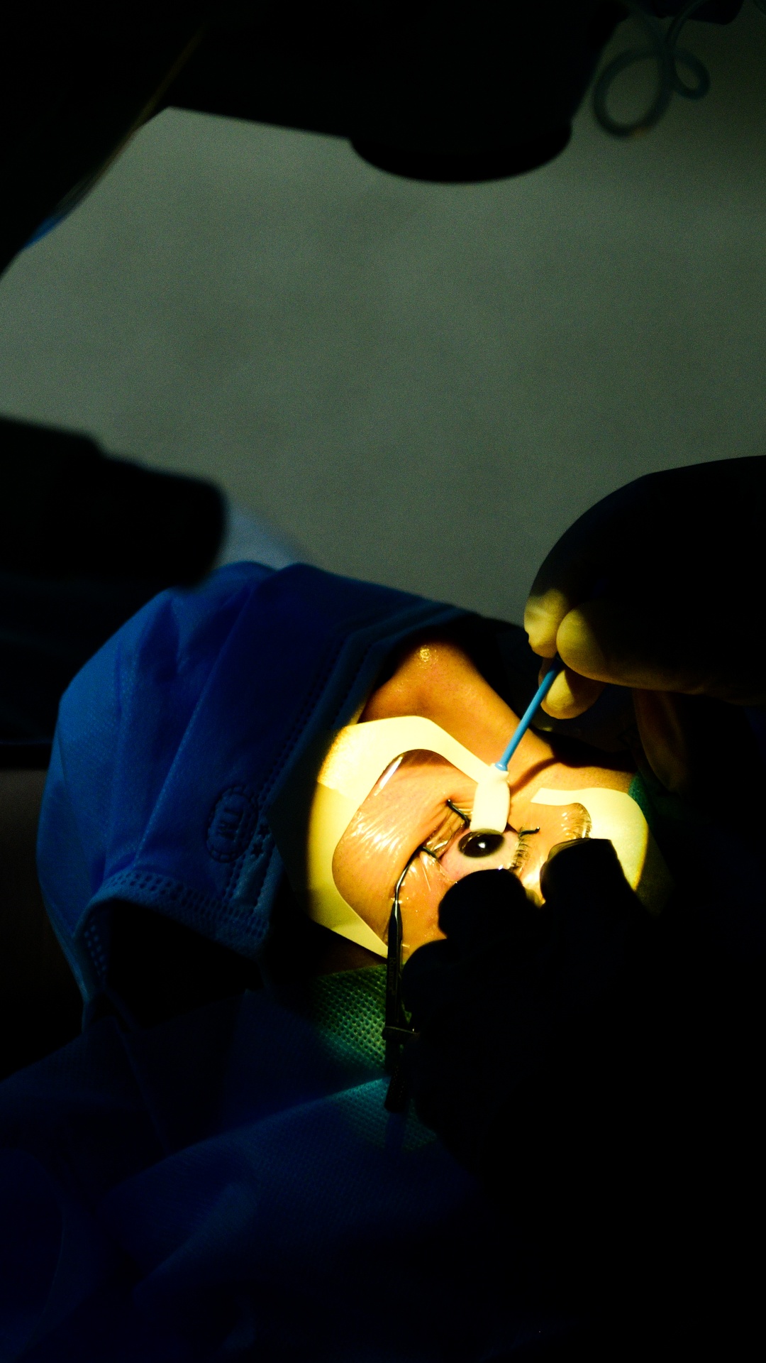 co giao day yoga,  mo mat can,  vien mat Ha Noi anh 36