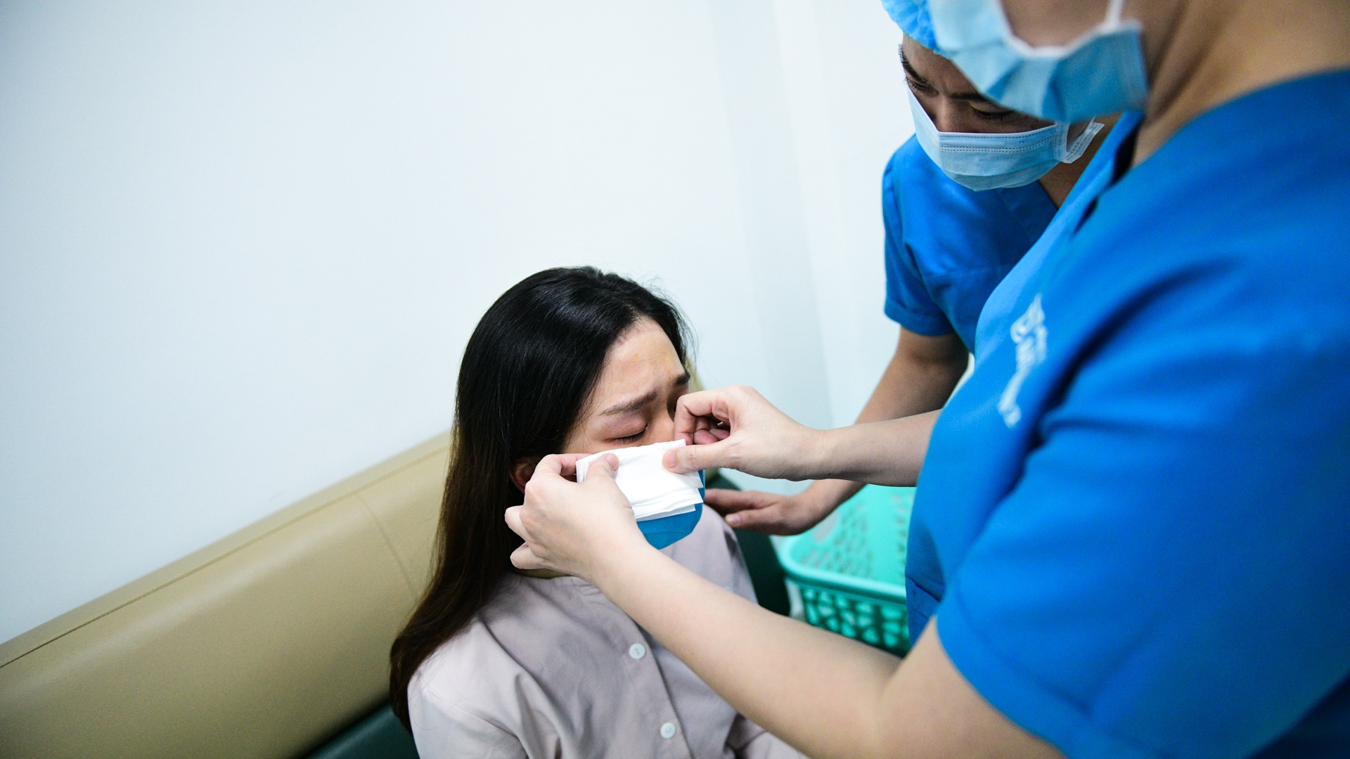 co giao day yoga,  mo mat can,  vien mat Ha Noi anh 42