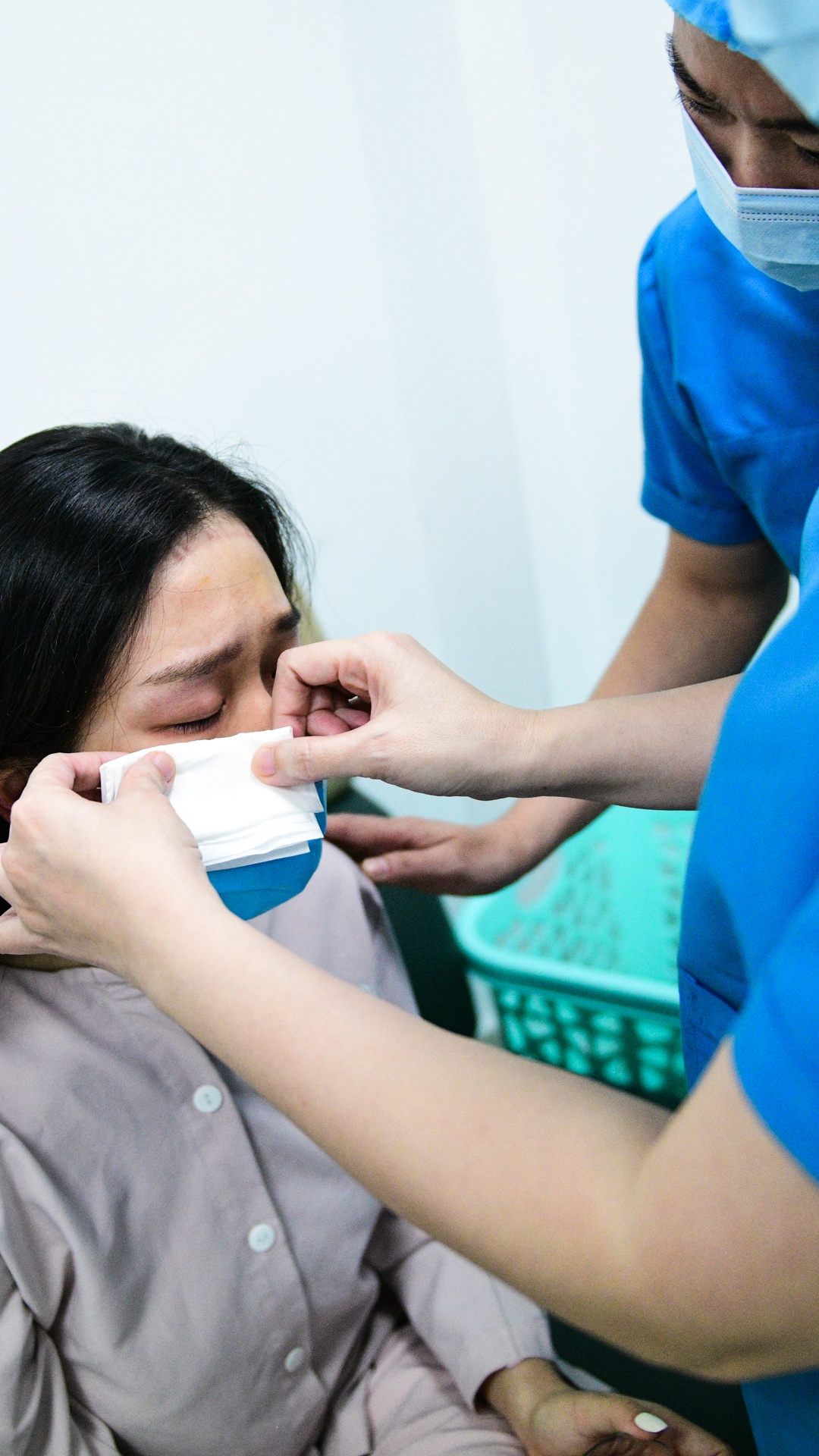 co giao day yoga,  mo mat can,  vien mat Ha Noi anh 43