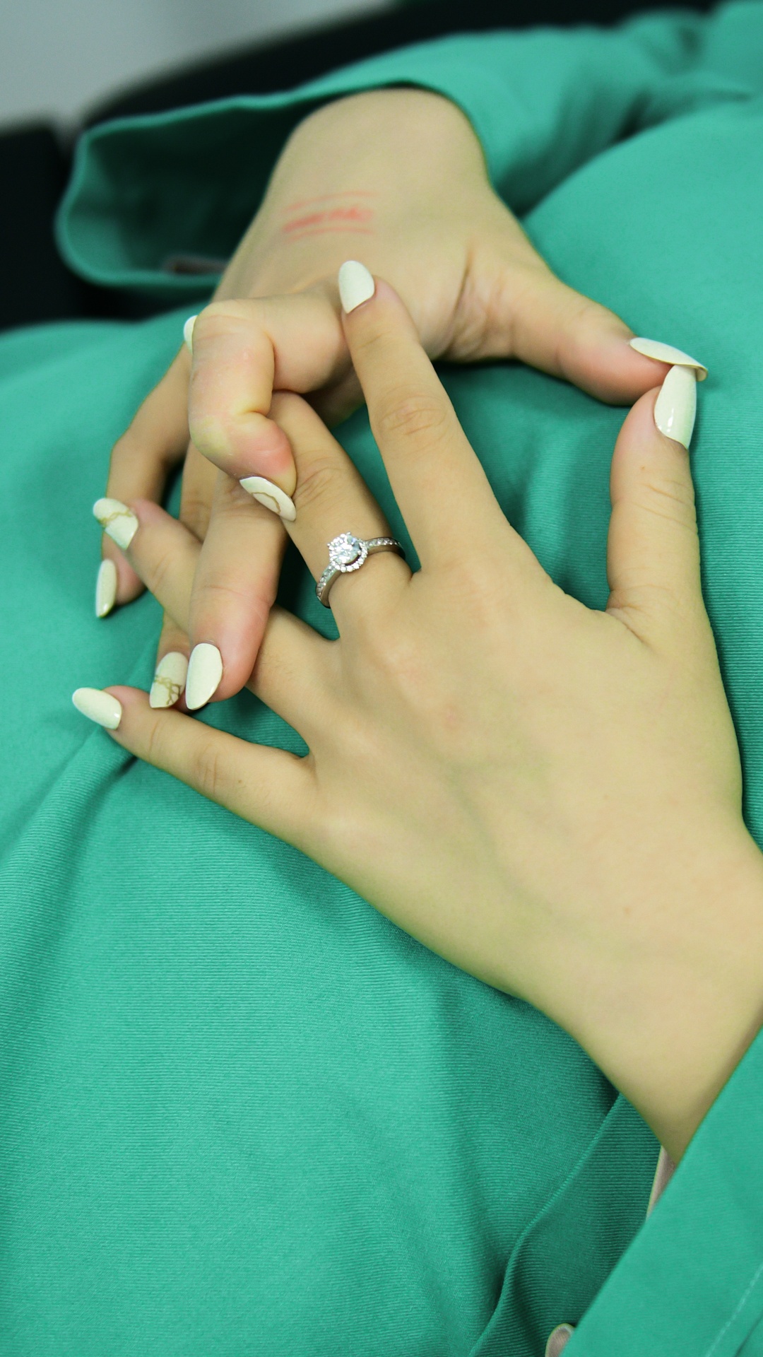 co giao day yoga,  mo mat can,  vien mat Ha Noi anh 31