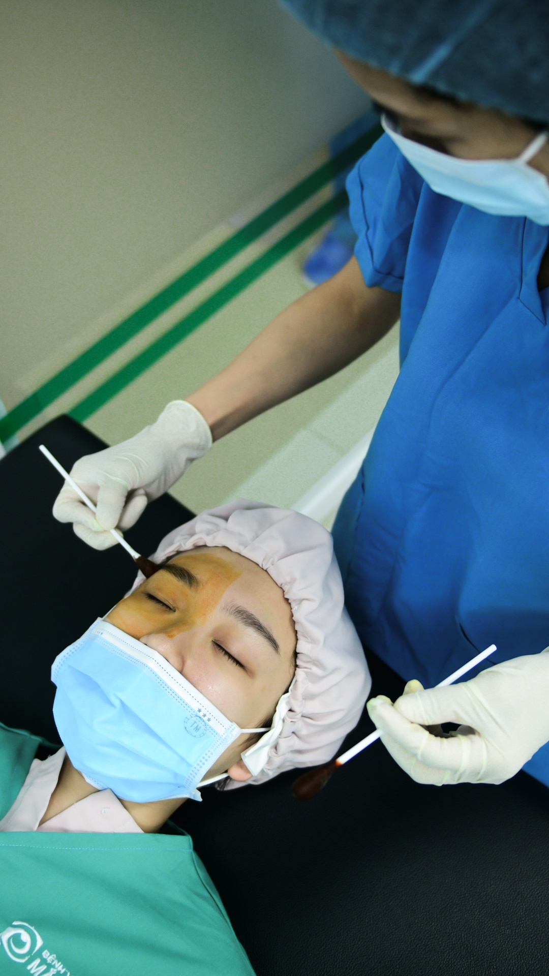 co giao day yoga,  mo mat can,  vien mat Ha Noi anh 29