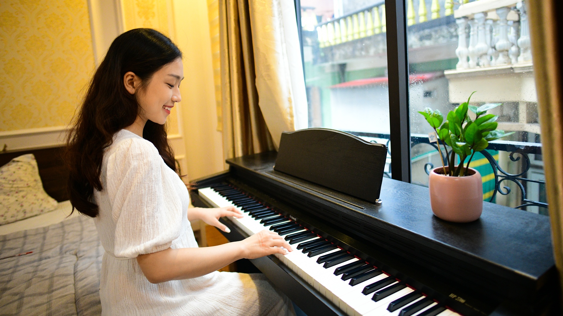 co giao day yoga,  mo mat can,  vien mat Ha Noi anh 46