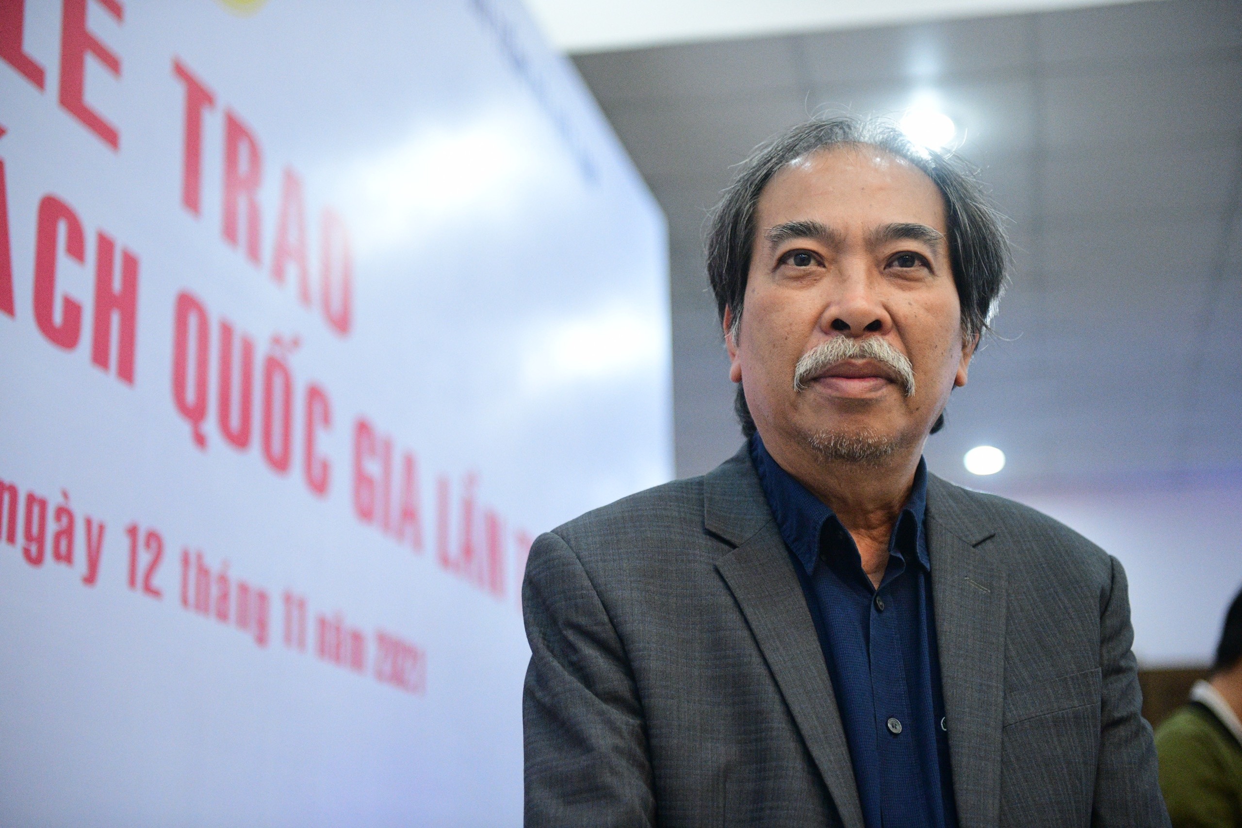 Giai sach Quoc gia lan thu tu,  Sung vi trung va thep,  Chang hoang da - Gau,  nha xuat ban anh 10