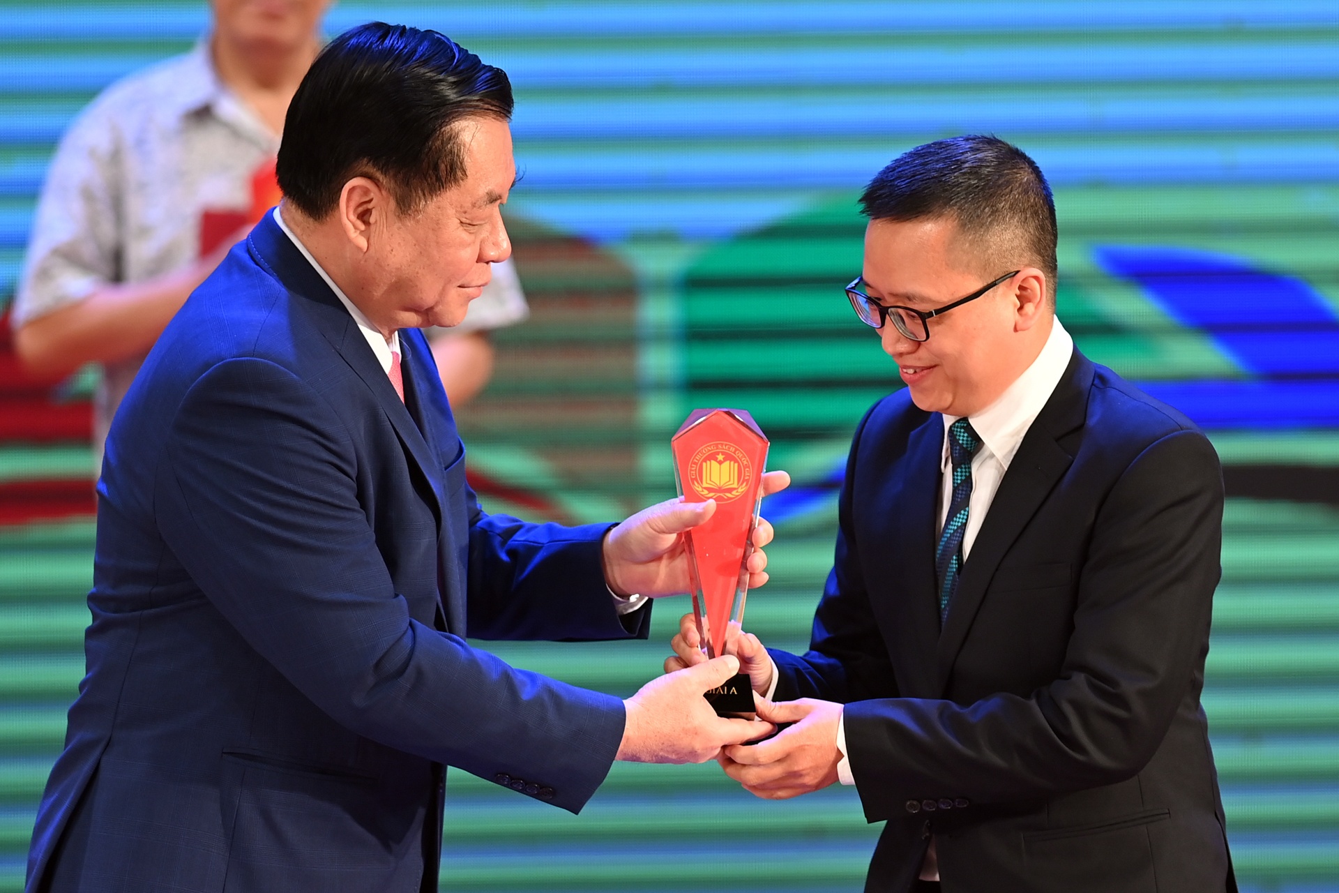 Giai sach Quoc gia lan thu tu,  Sung vi trung va thep,  Chang hoang da - Gau,  nha xuat ban anh 3