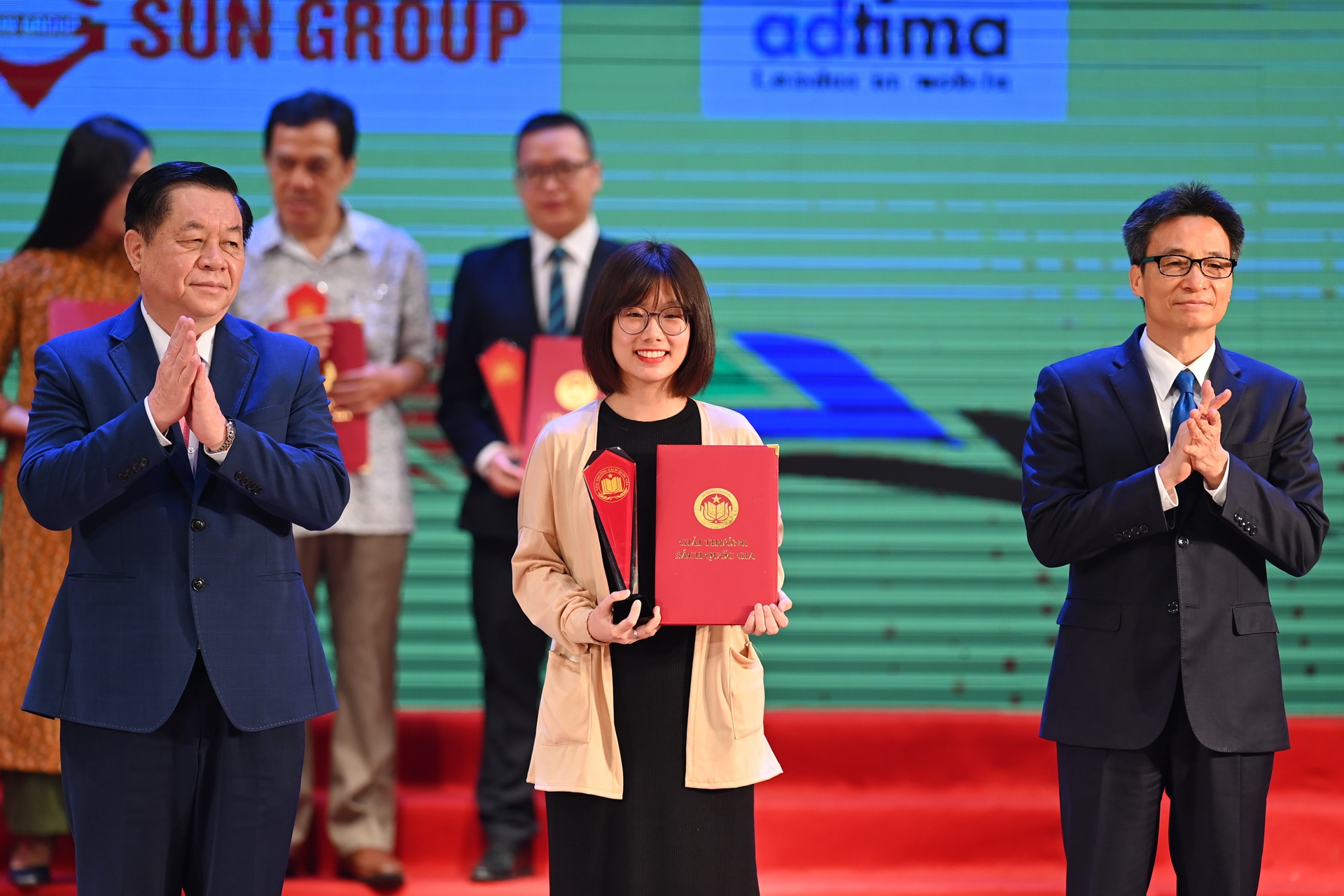 Giai sach Quoc gia lan thu tu,  Sung vi trung va thep,  Chang hoang da - Gau,  nha xuat ban anh 6