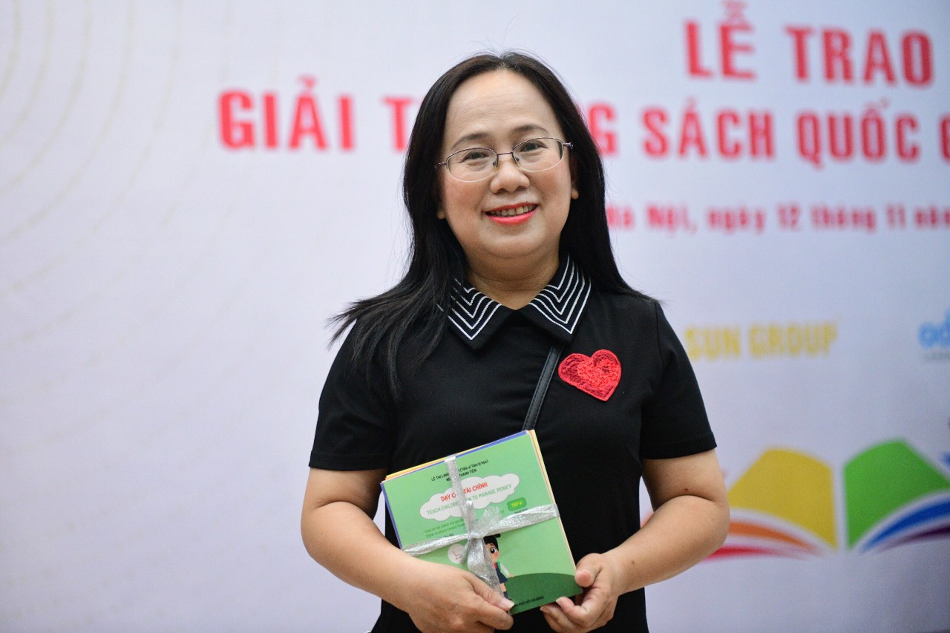 Giai sach Quoc gia lan thu tu,  Sung vi trung va thep,  Chang hoang da - Gau,  nha xuat ban anh 9