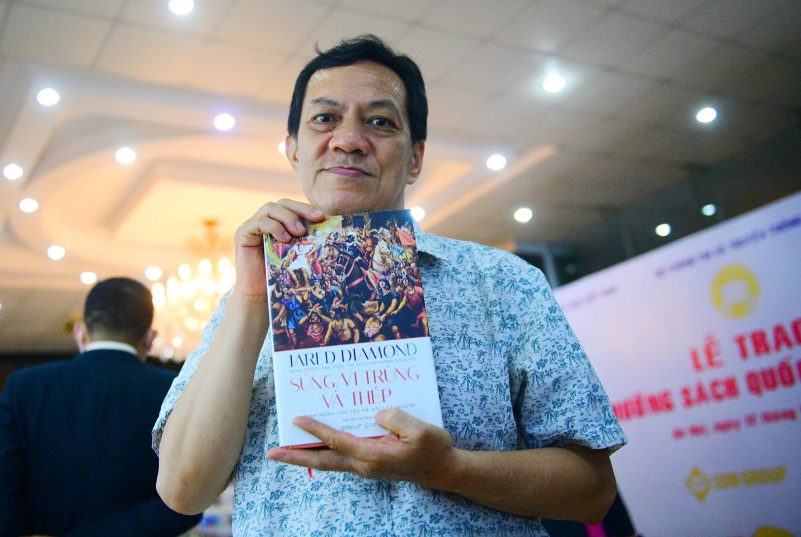 Giai sach Quoc gia lan thu tu,  Sung vi trung va thep,  Chang hoang da - Gau,  nha xuat ban anh 8