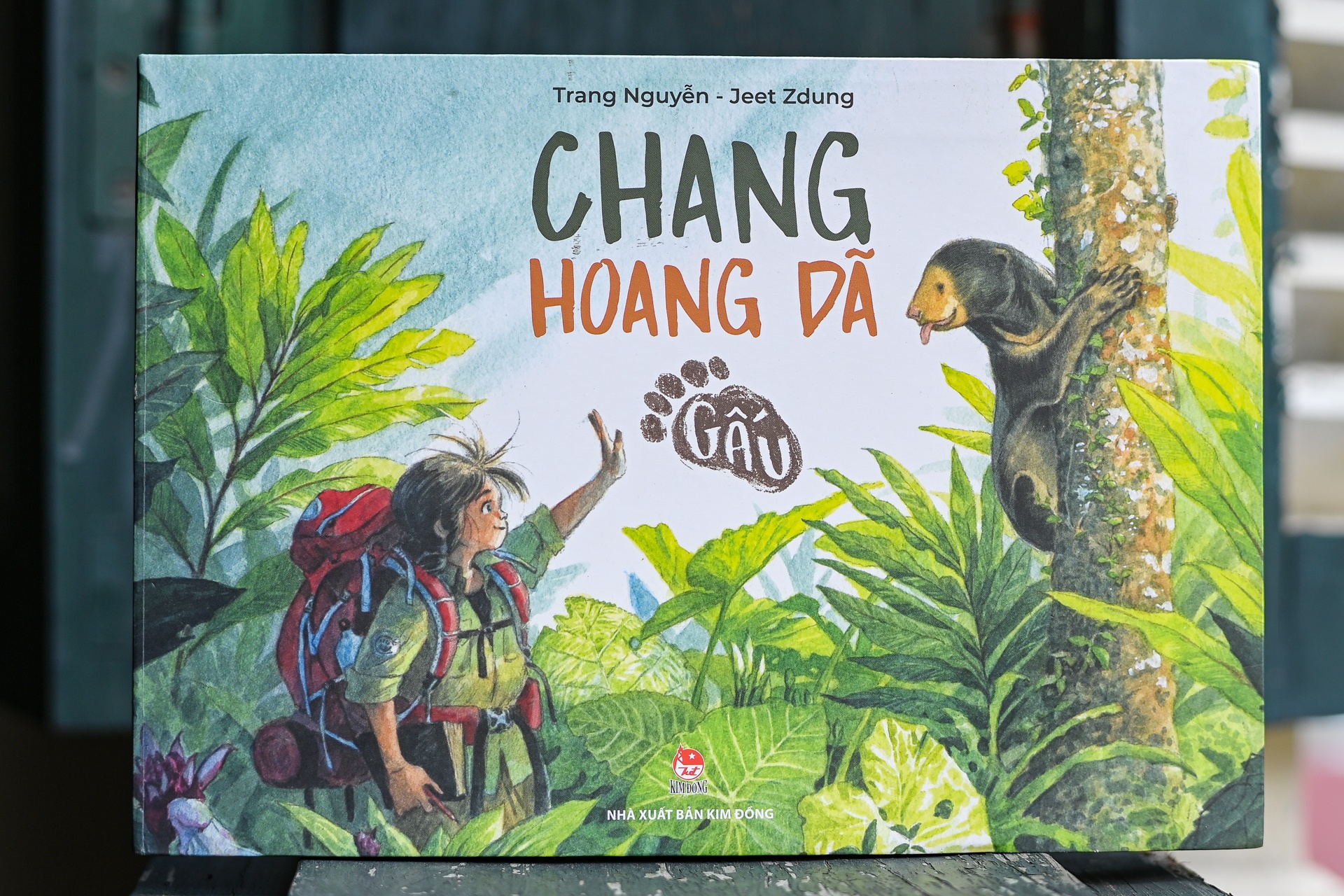 Giai sach Quoc gia lan thu tu,  Sung vi trung va thep,  Chang hoang da - Gau,  nha xuat ban anh 7