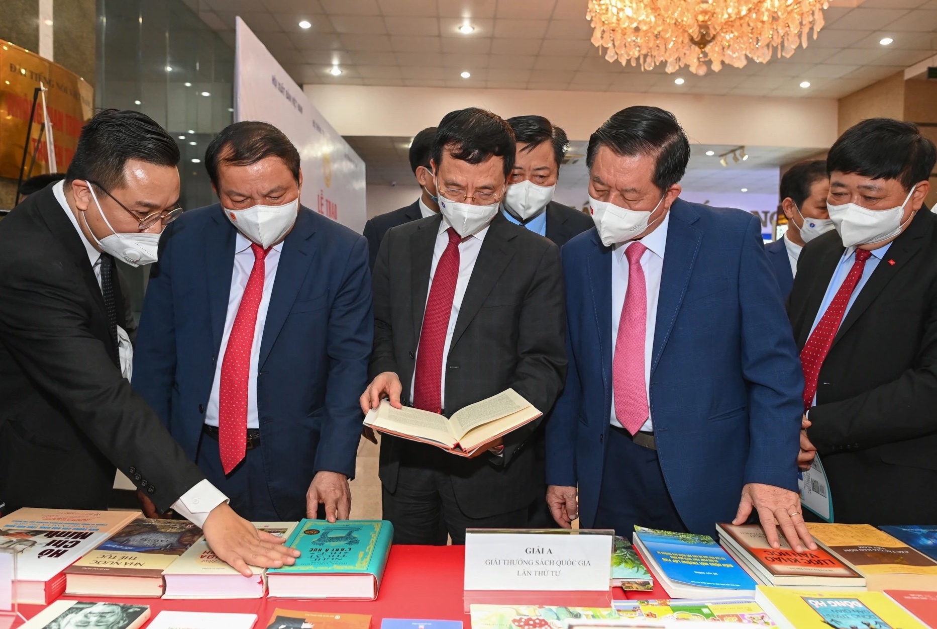 Giai sach Quoc gia lan thu tu,  Sung vi trung va thep,  Chang hoang da - Gau,  nha xuat ban anh 12