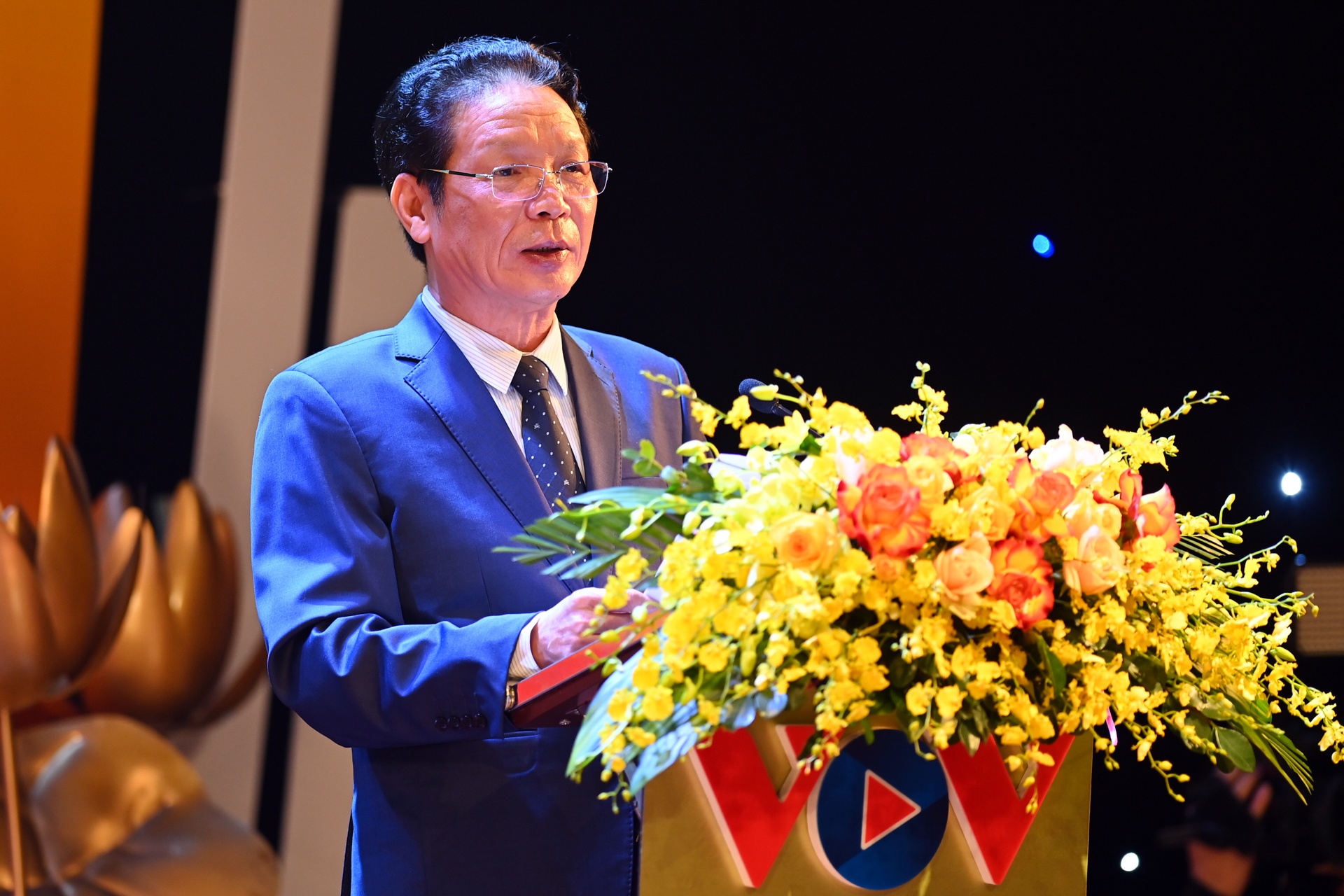 Giai sach Quoc gia lan thu tu,  Sung vi trung va thep,  Chang hoang da - Gau,  nha xuat ban anh 5