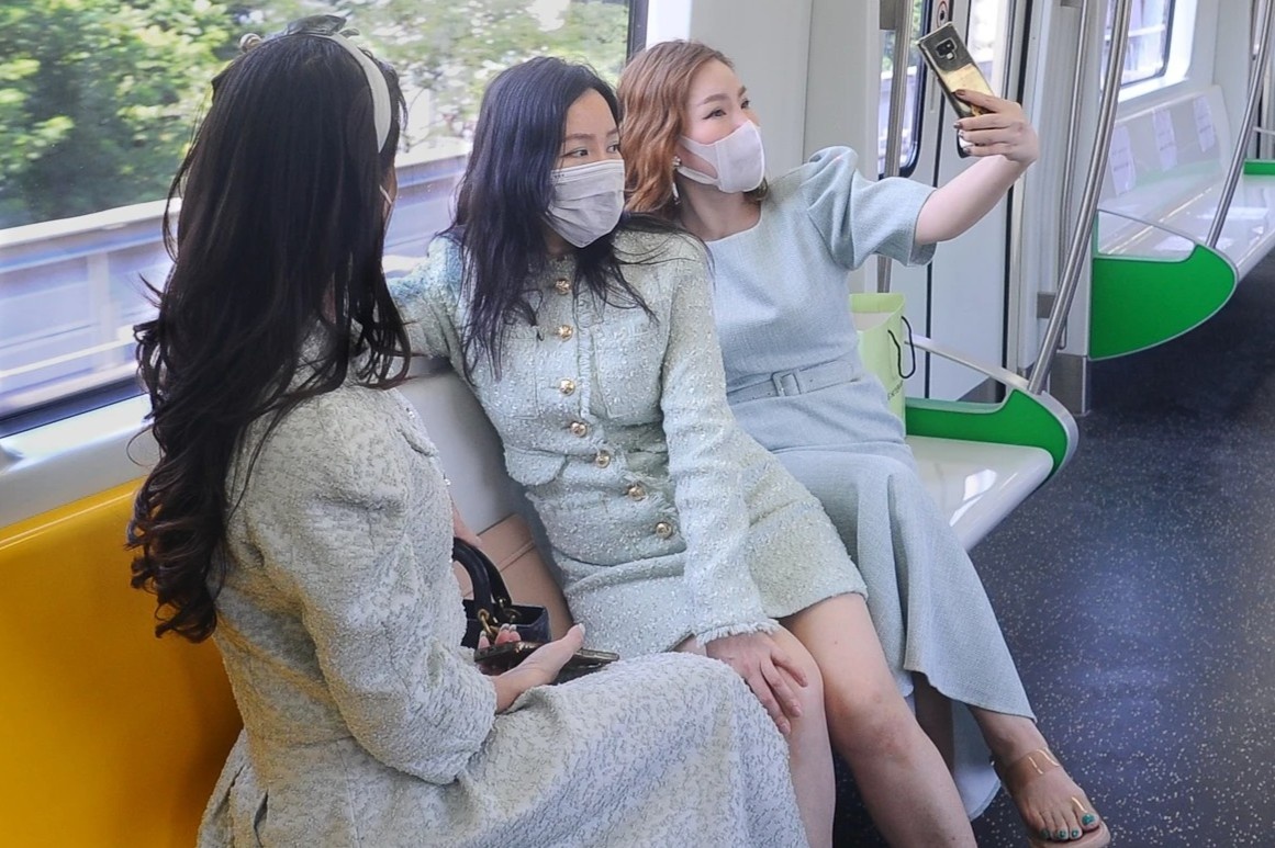 Hen ho di tau Cat Linh - Ha Dong ngay cuoi tuan hinh anh