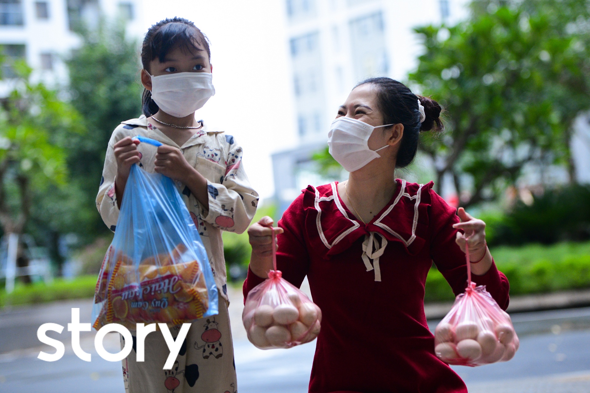 Co giao mam non ban thuc pham online, cho ngay den truong hinh anh