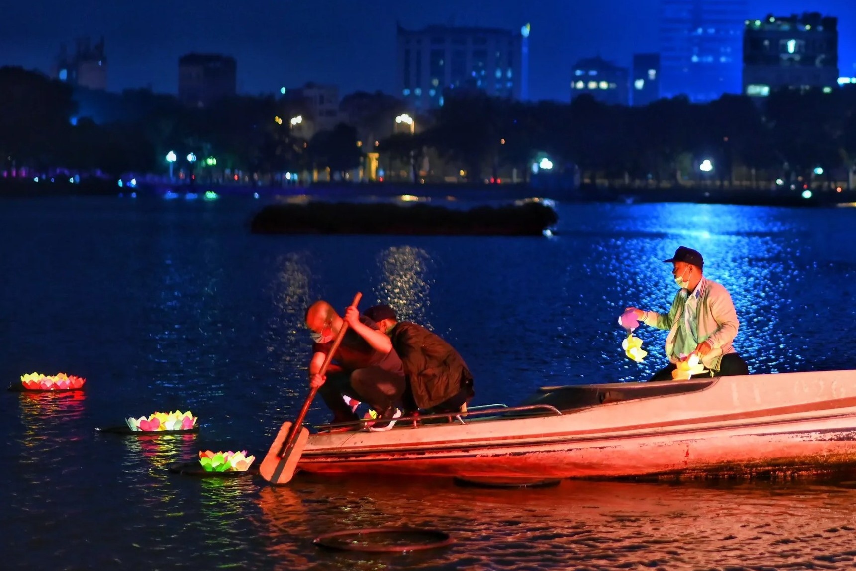 Ha Noi tat den trong phut tuong niem dong bao tu vong vi Covid-19 hinh anh