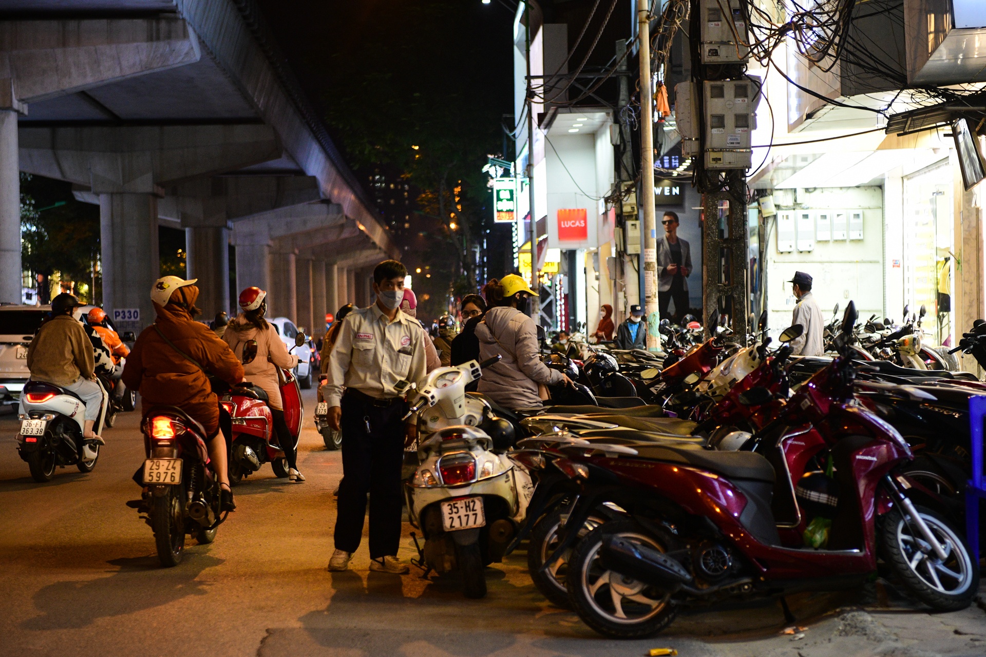 ngay Black Friday,  nguoi Ha Noi xep hang thanh toan anh 1