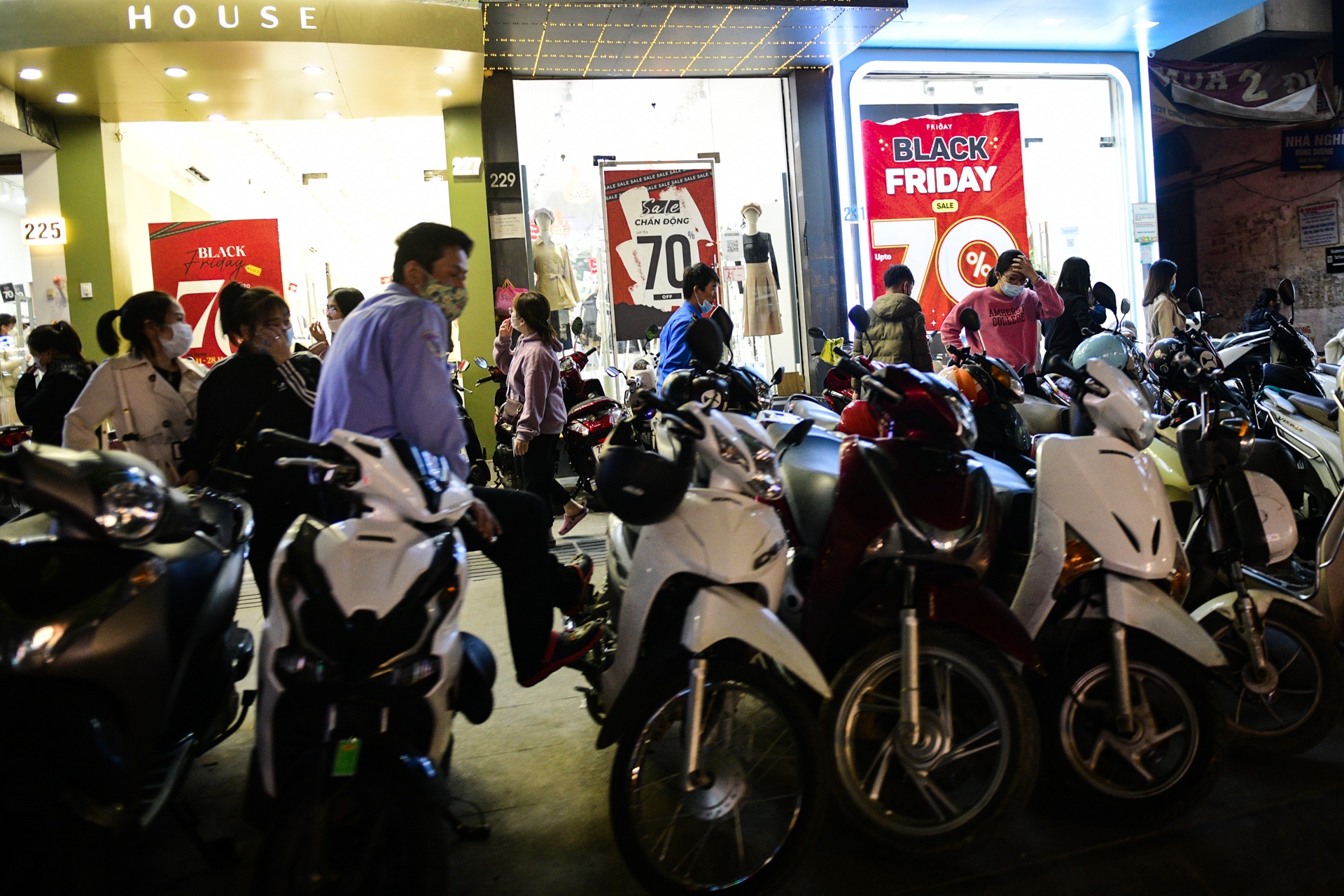 ngay Black Friday,  nguoi Ha Noi xep hang thanh toan anh 5