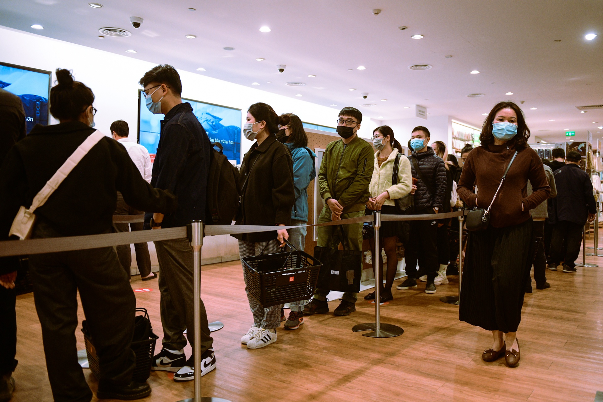 ngay Black Friday,  nguoi Ha Noi xep hang thanh toan anh 10