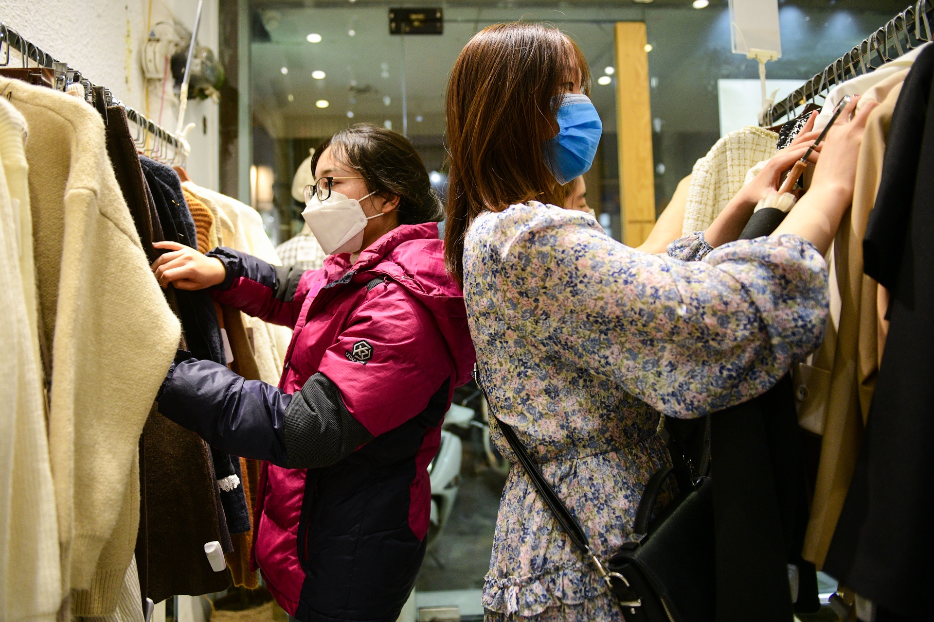 ngay Black Friday,  nguoi Ha Noi xep hang thanh toan anh 2