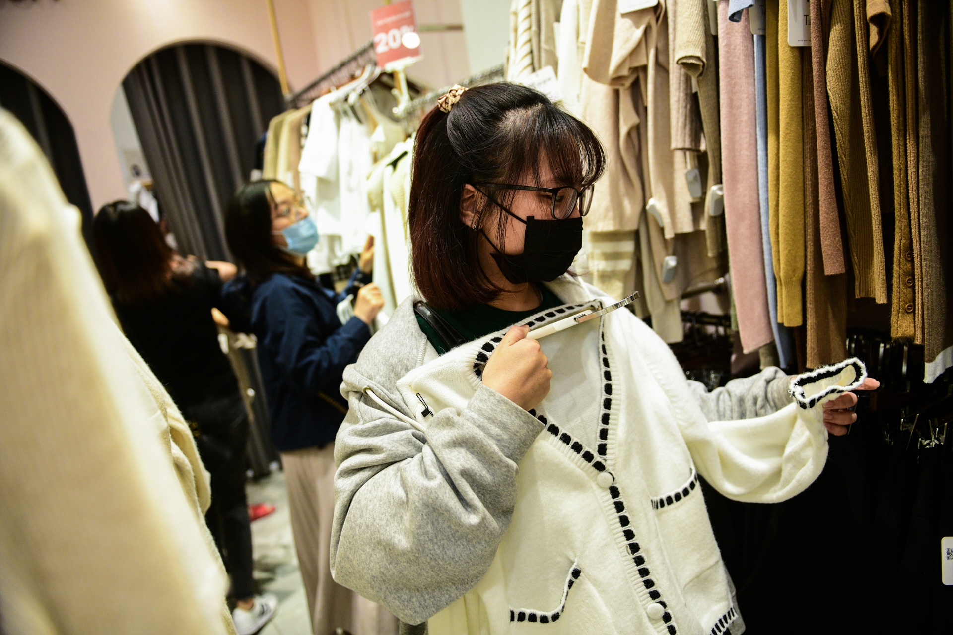 ngay Black Friday,  nguoi Ha Noi xep hang thanh toan anh 4