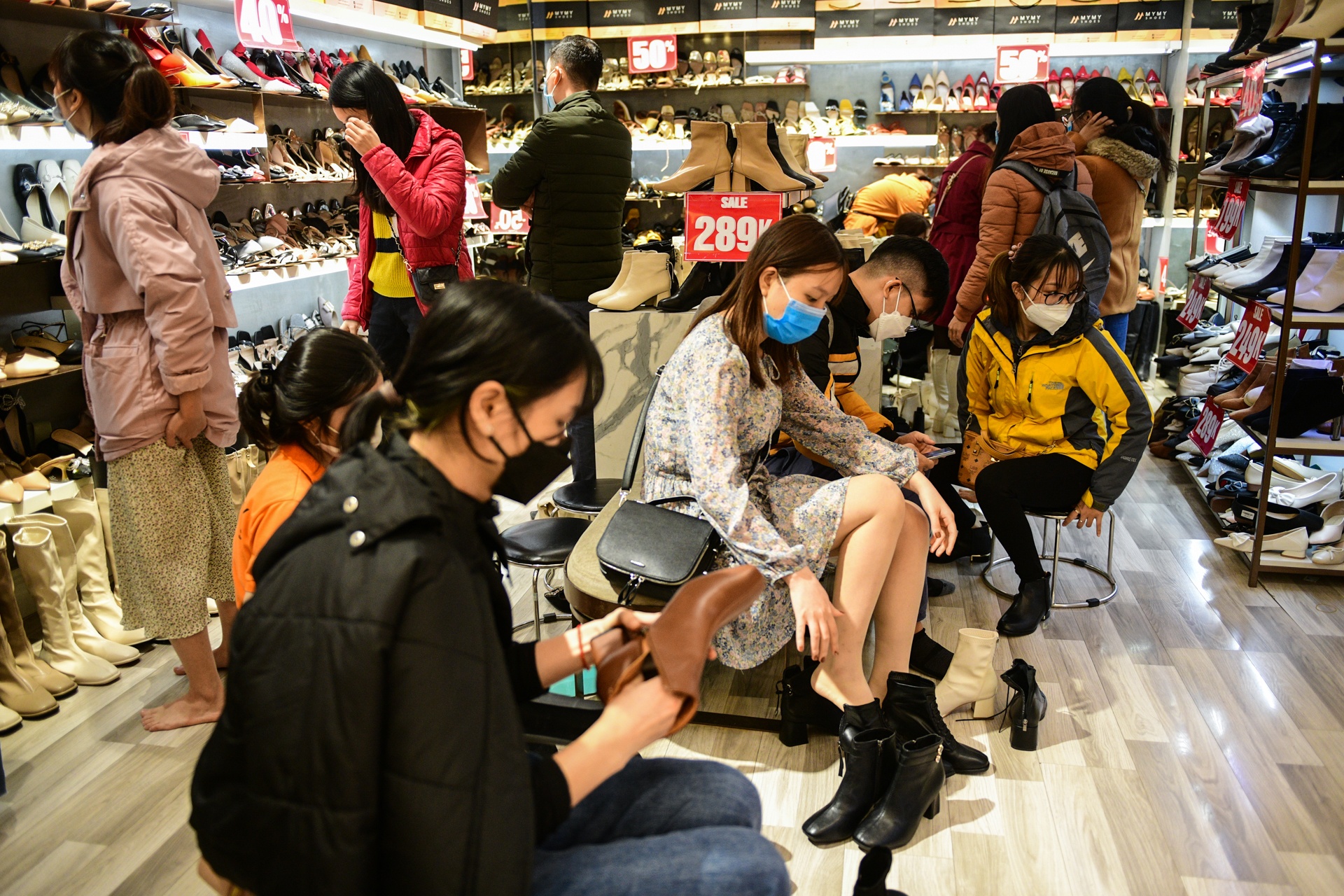 ngay Black Friday,  nguoi Ha Noi xep hang thanh toan anh 6