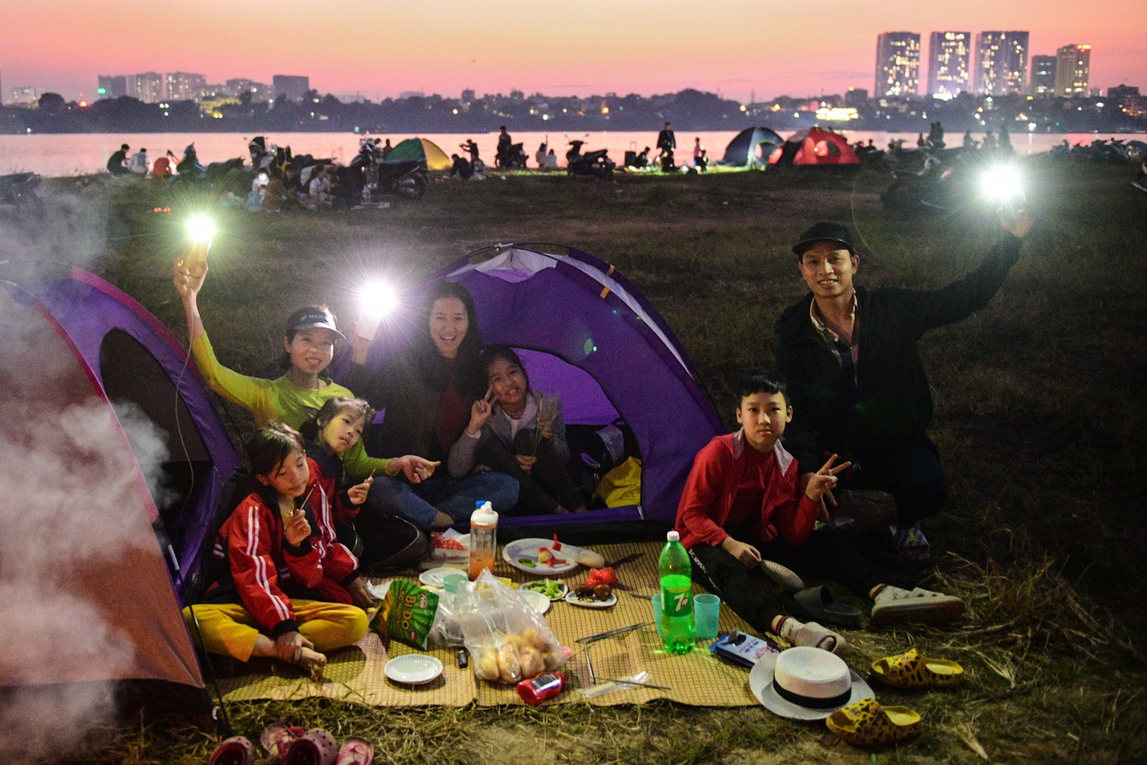 Dung leu trai, an uong tu chieu den dem ven song Hong ngay cuoi tuan hinh anh