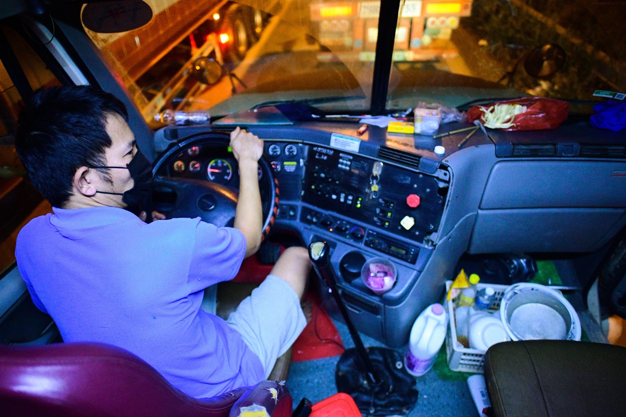 Trang dem nhich xe vao bai xuat hang o cua khau Tan Thanh hinh anh