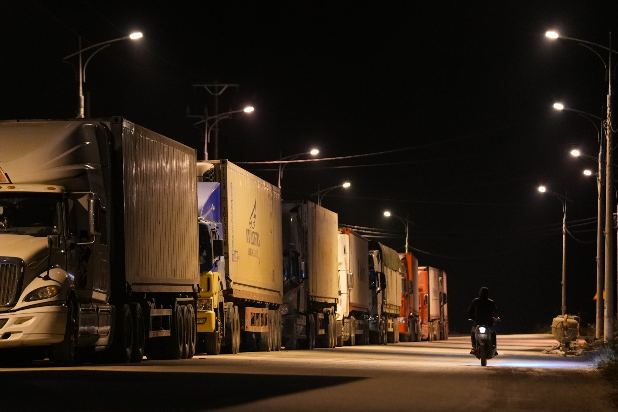 container un u o cua khau,  cua khau Tan Thanh tac nghen anh 2