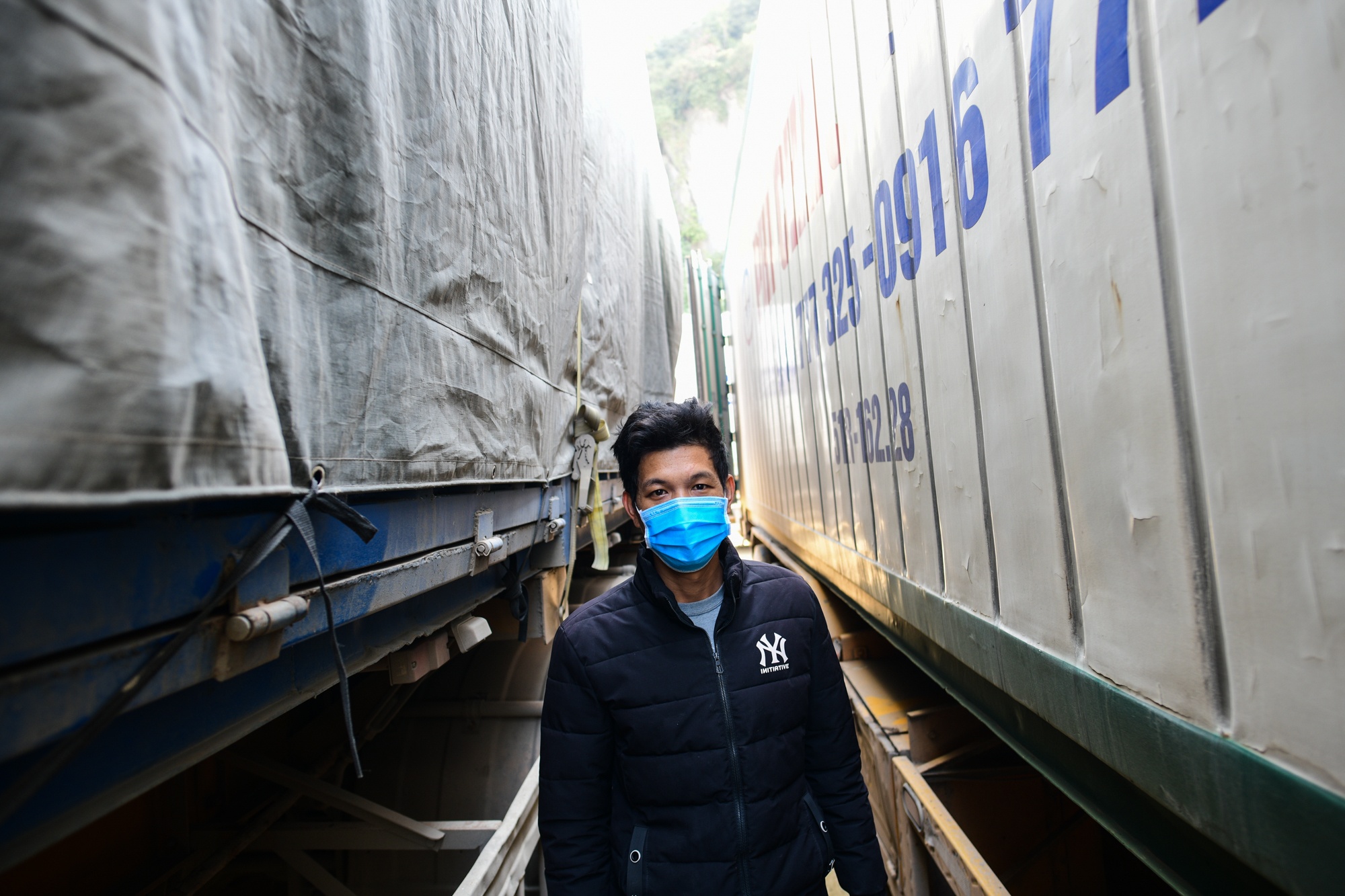 hang nong san un u,  un tac xe container anh 5