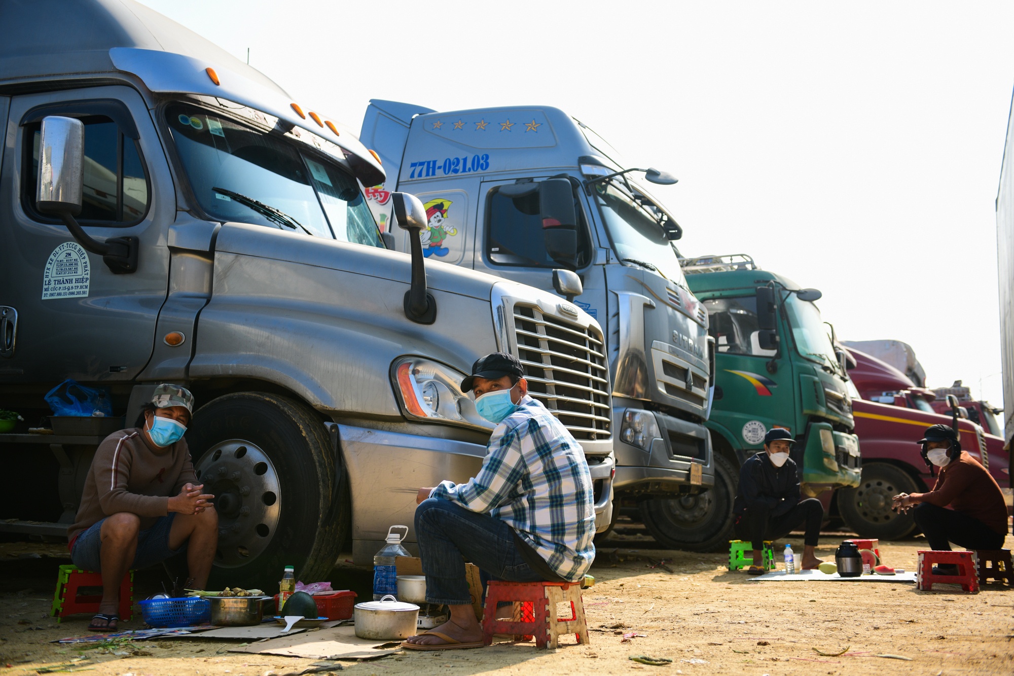 hang nong san un u,  un tac xe container anh 2