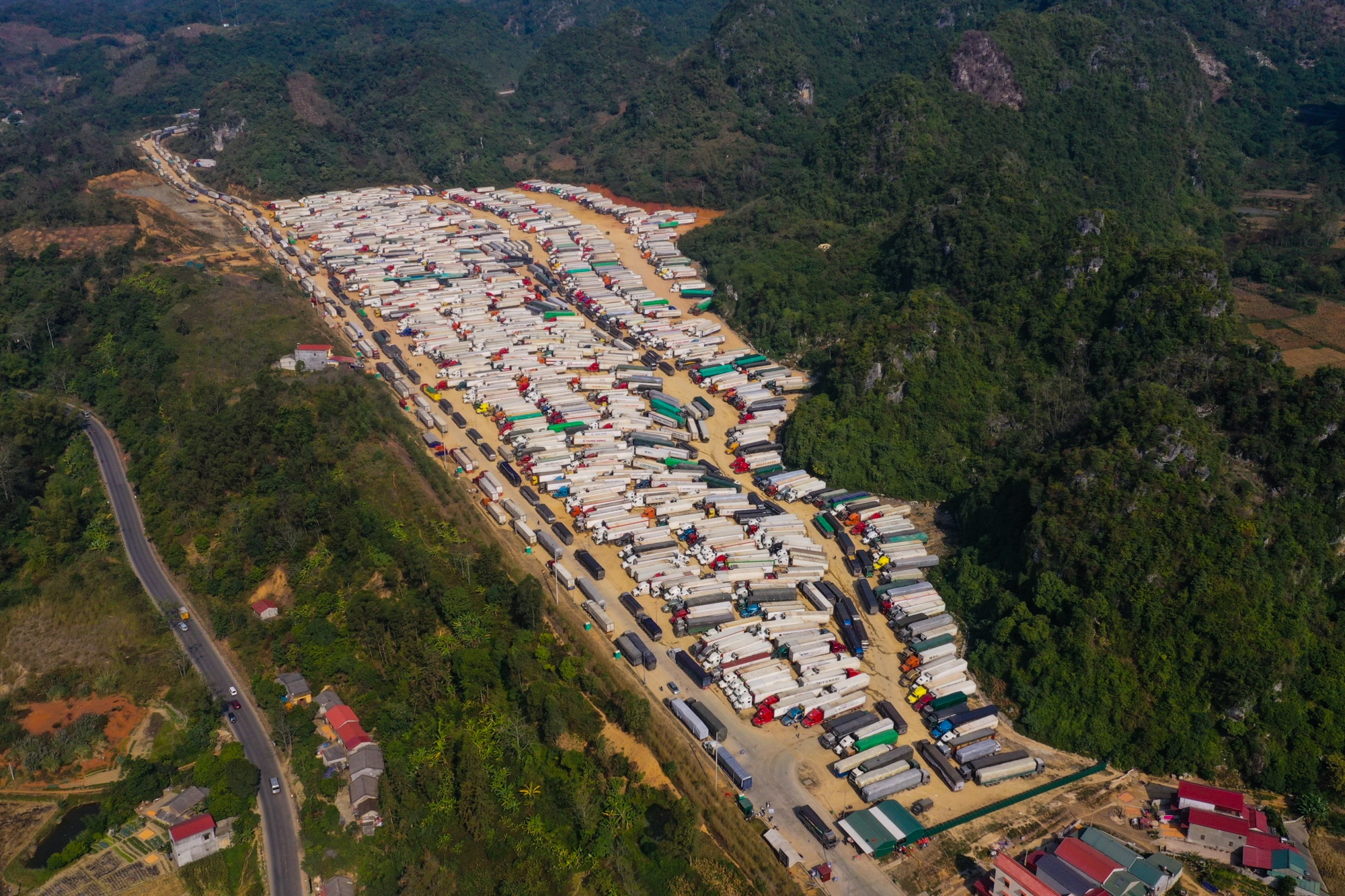 xe container un u vi tac bien,  cua khau Lang Son un tac,  nong san xuat khau anh 12