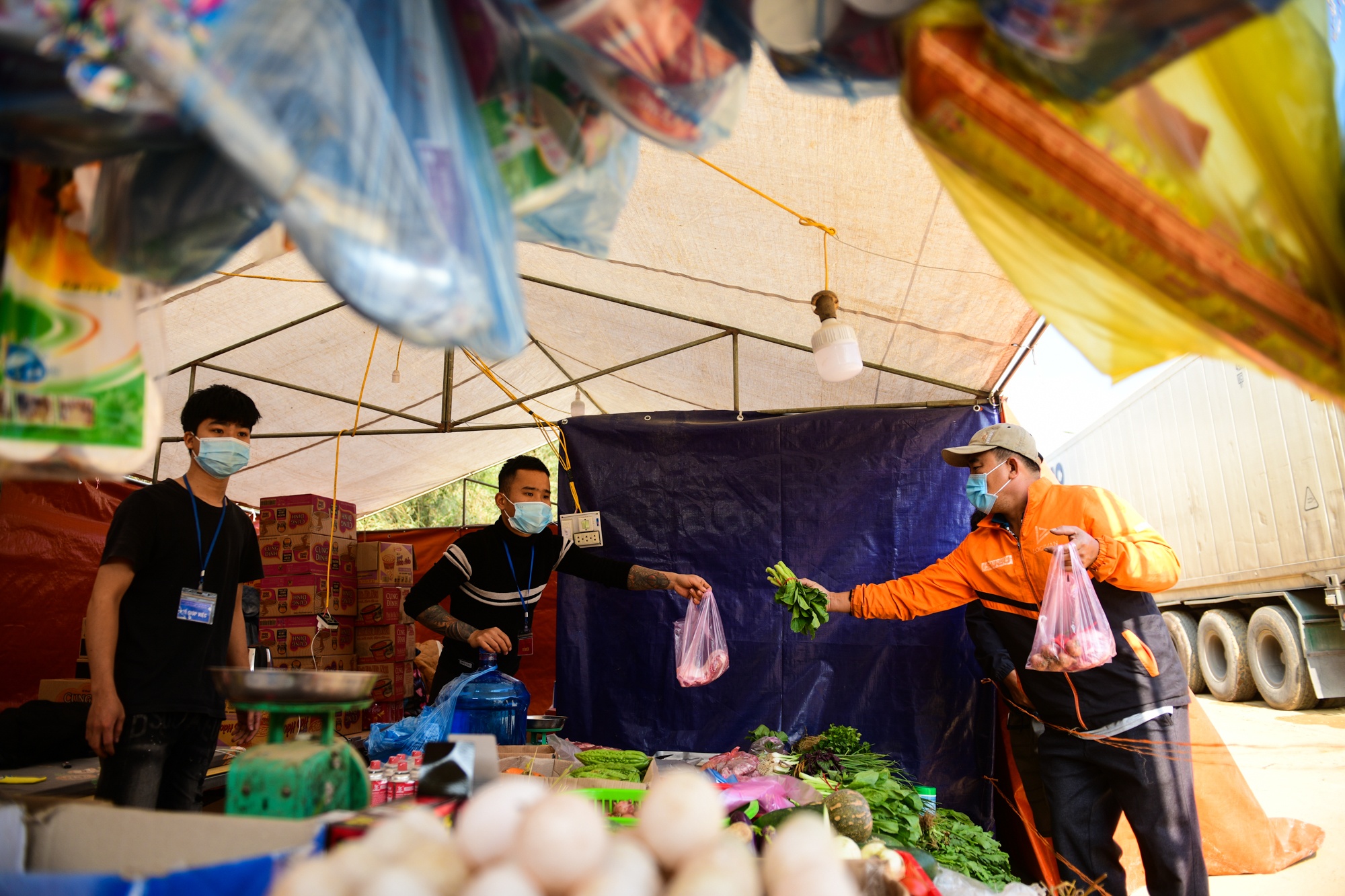 xe container un u vi tac bien,  cua khau Lang Son un tac,  nong san xuat khau anh 31