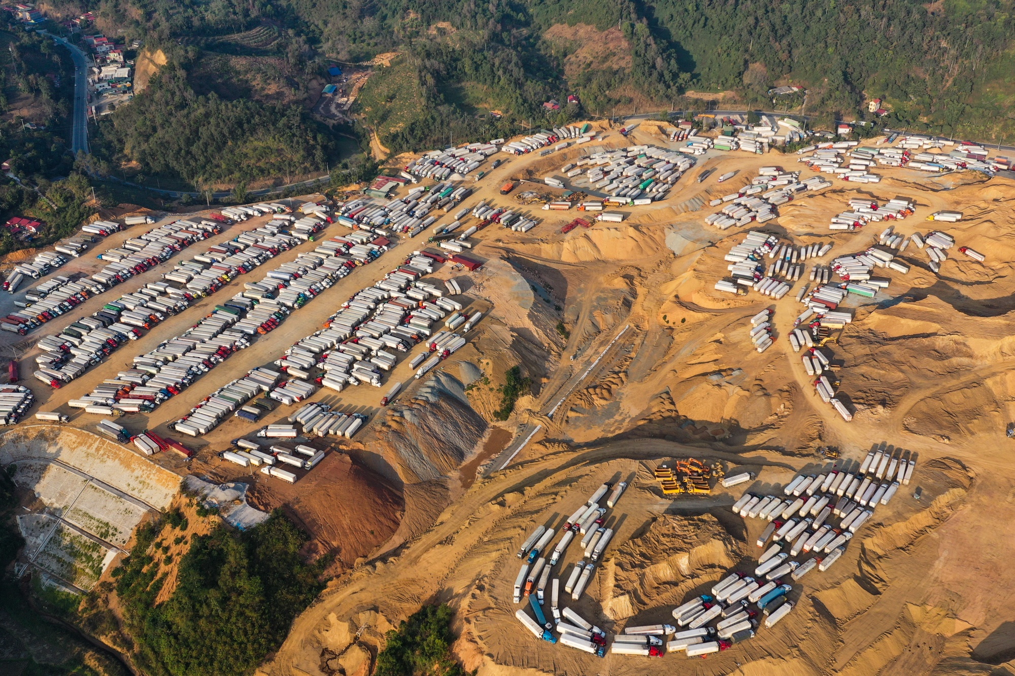 xe container un u vi tac bien,  cua khau Lang Son un tac,  nong san xuat khau anh 5