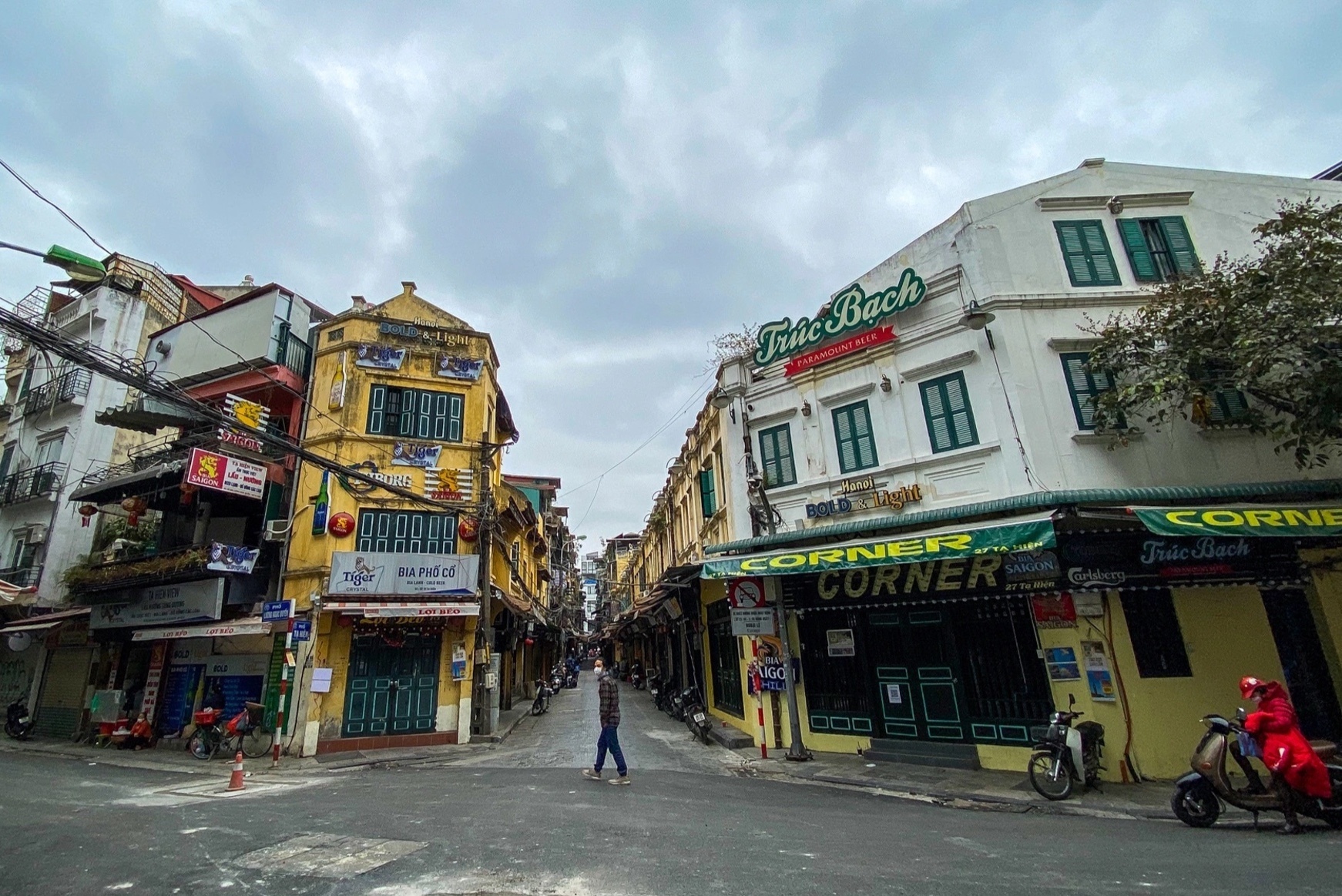 Ha Noi vang ve khi nhieu quan trung tam dung ban hang an, uong tai cho hinh anh