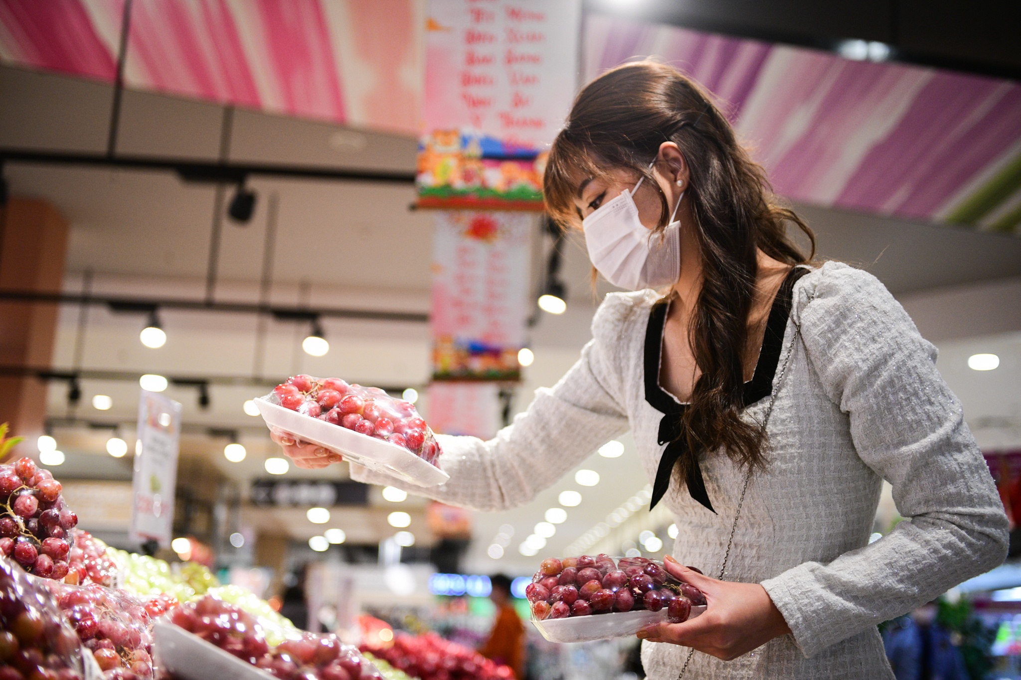 vo chong tre sam Tet,  Tet Nguyen dan,  mua sam dip Tet anh 22