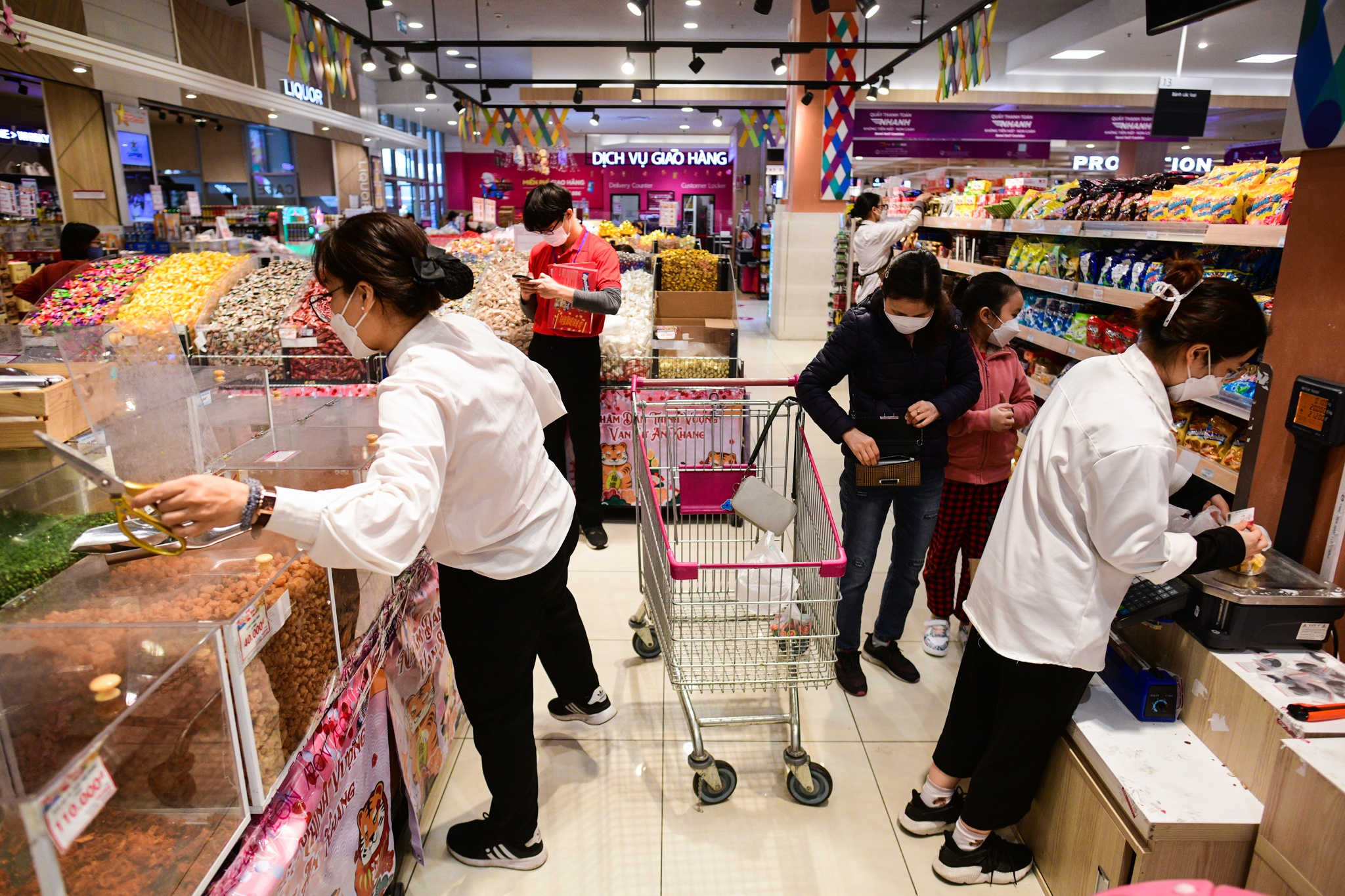 vo chong tre sam Tet,  Tet Nguyen dan,  mua sam dip Tet anh 25