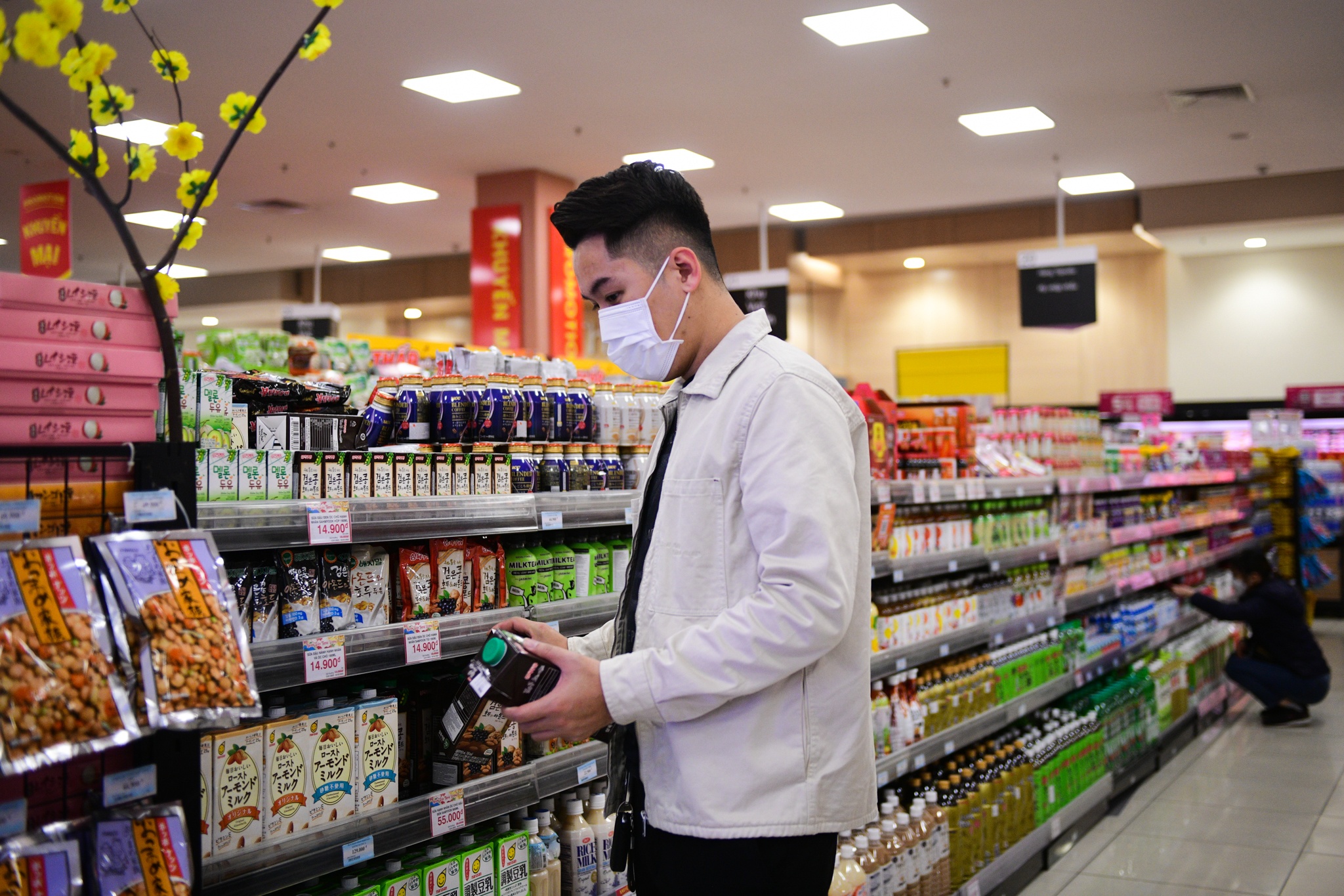 vo chong tre sam Tet,  Tet Nguyen dan,  mua sam dip Tet anh 21