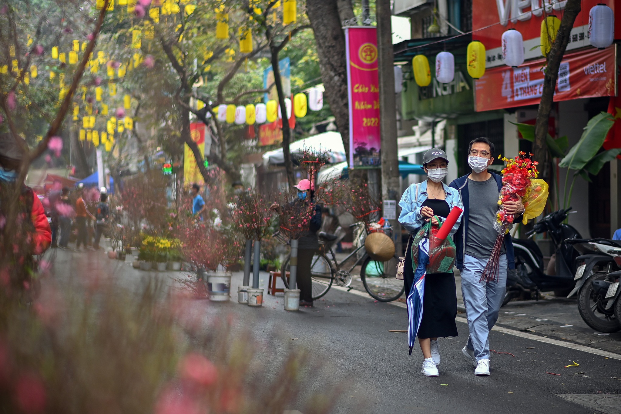 vo chong tre sam Tet,  Tet Nguyen dan,  mua sam dip Tet anh 36