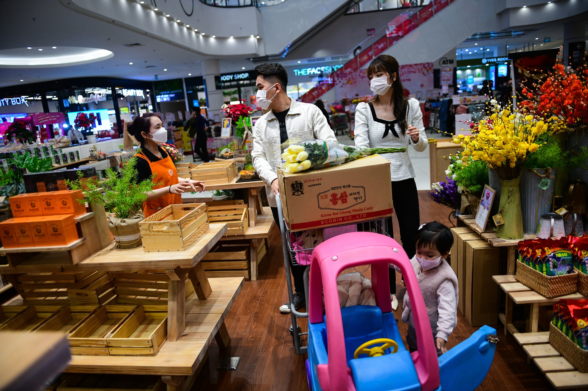 vo chong tre sam Tet,  Tet Nguyen dan,  mua sam dip Tet anh 20