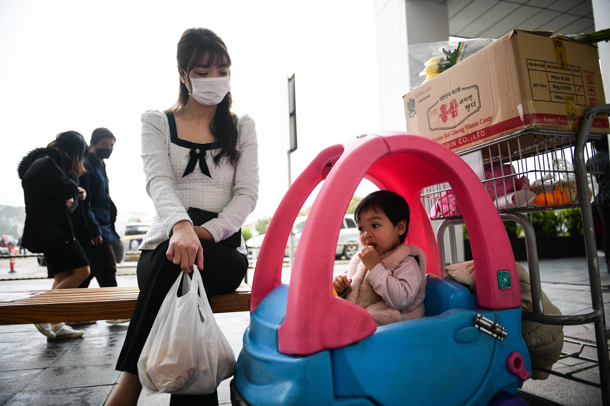 vo chong tre sam Tet,  Tet Nguyen dan,  mua sam dip Tet anh 29