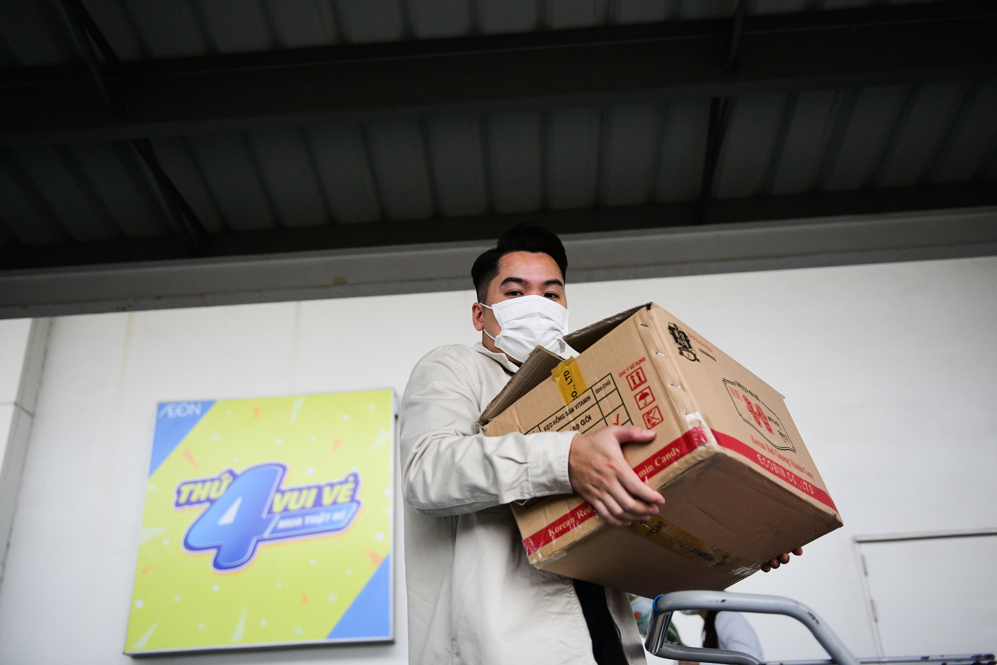 vo chong tre sam Tet,  Tet Nguyen dan,  mua sam dip Tet anh 30