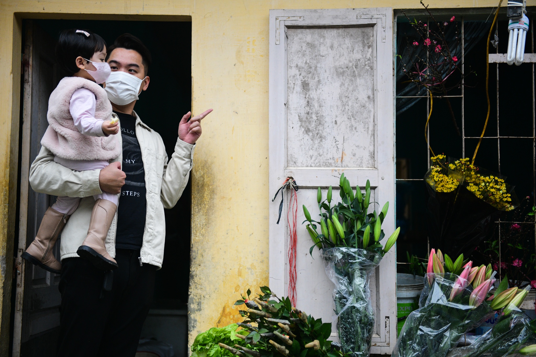 vo chong tre sam Tet,  Tet Nguyen dan,  mua sam dip Tet anh 35