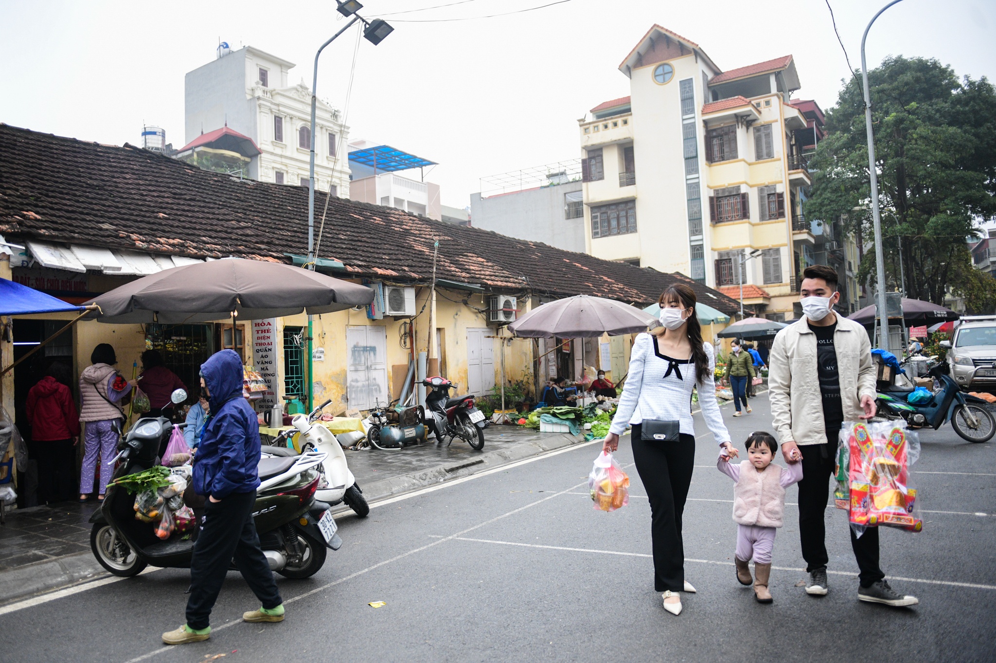 vo chong tre sam Tet,  Tet Nguyen dan,  mua sam dip Tet anh 32