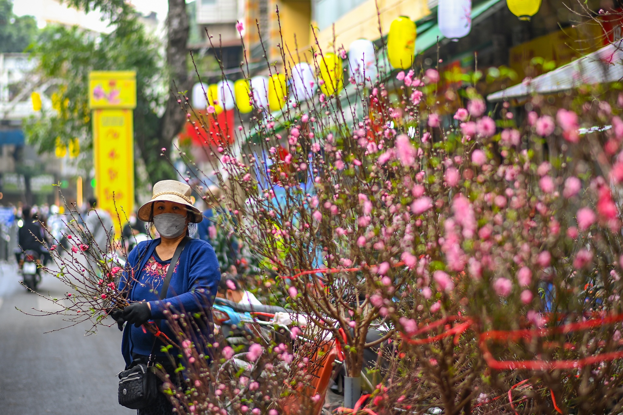 vo chong tre sam Tet,  Tet Nguyen dan,  mua sam dip Tet anh 38