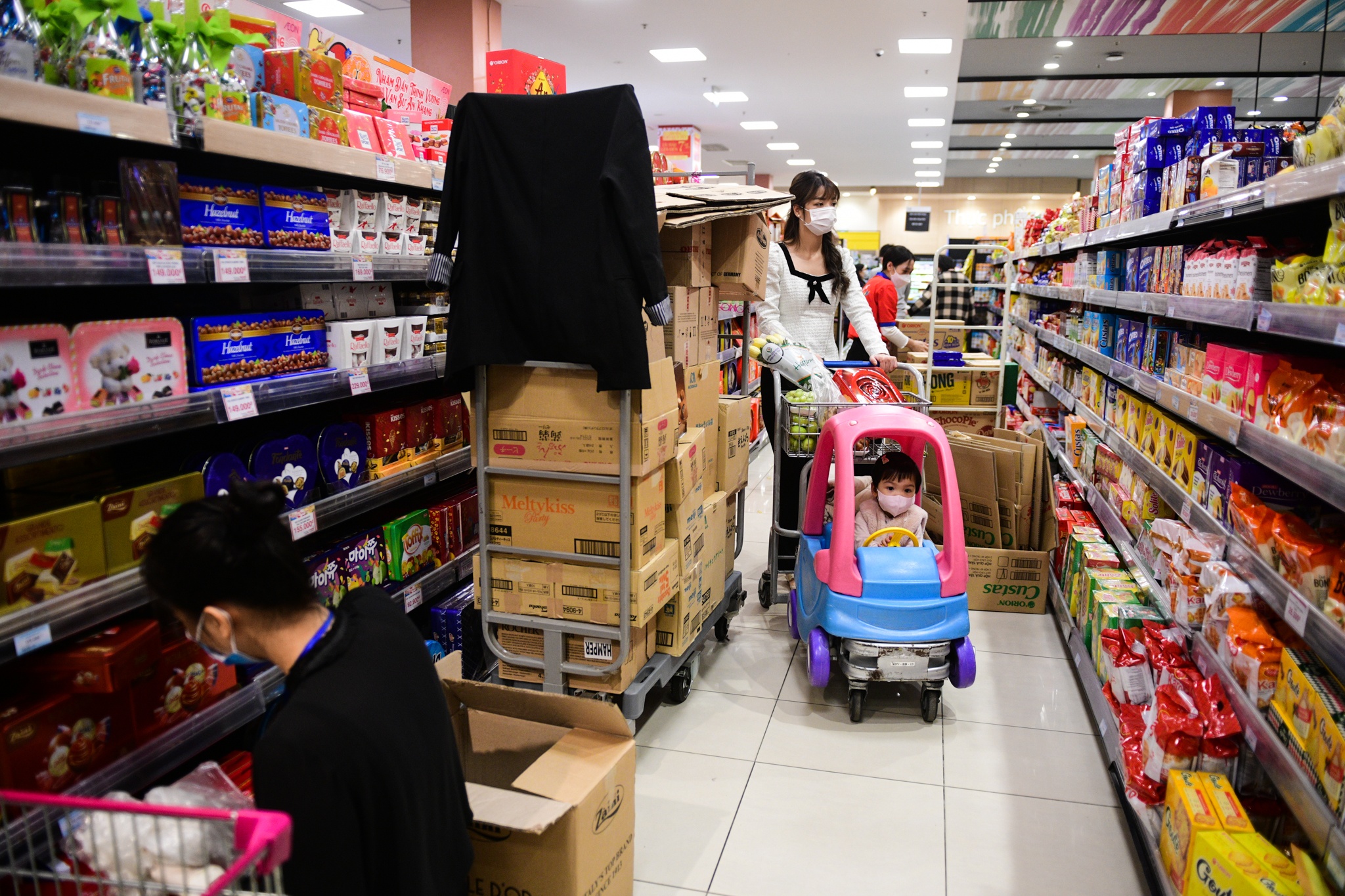 vo chong tre sam Tet,  Tet Nguyen dan,  mua sam dip Tet anh 23